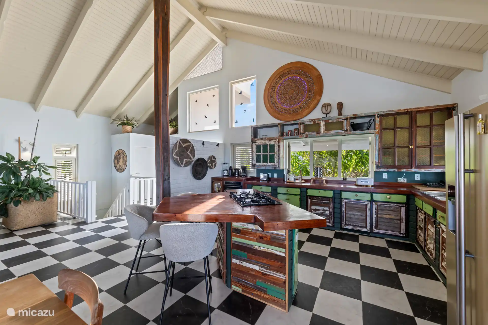 Volledig uitgeruste open keuken en apart gastentoilet