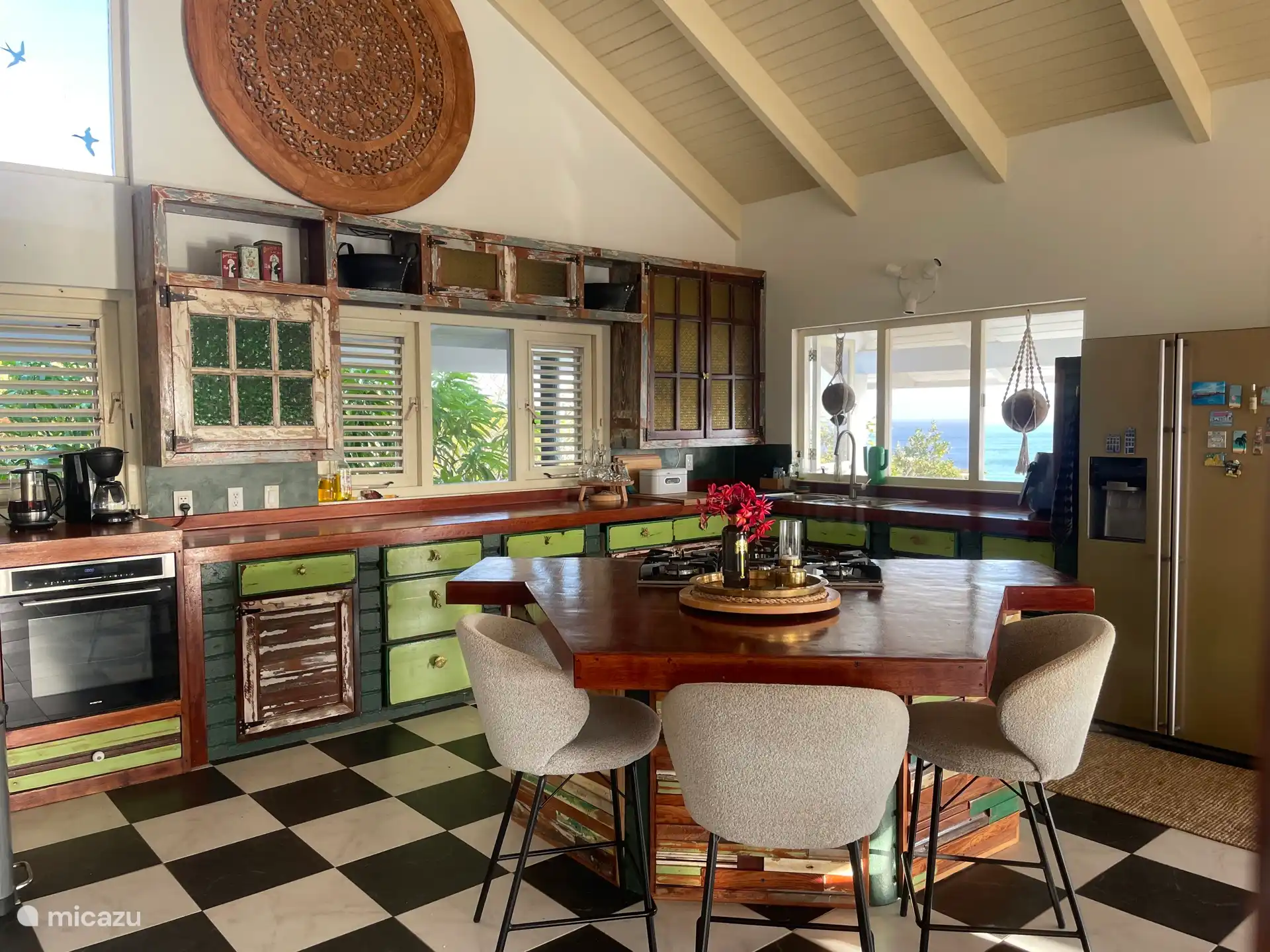 Die warme karibische Atmosphäre, das offene Design und die Verwendung natürlicher Materialien sorgen dafür, dass Sie sich wie zu Hause fühlen.