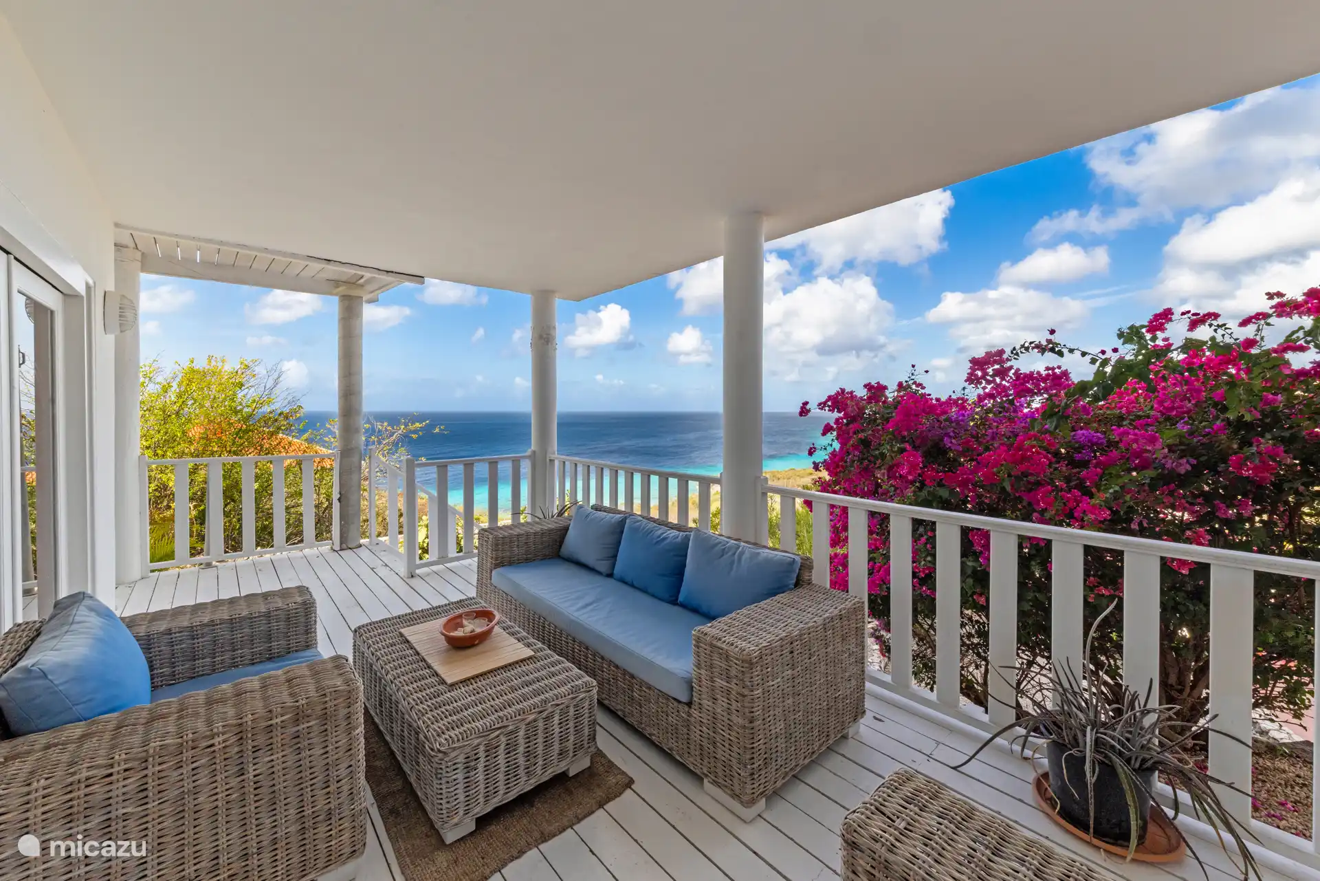 De villa heeft sfeervolle houten veranda’s, een hangmat en rustige loungeplekken.