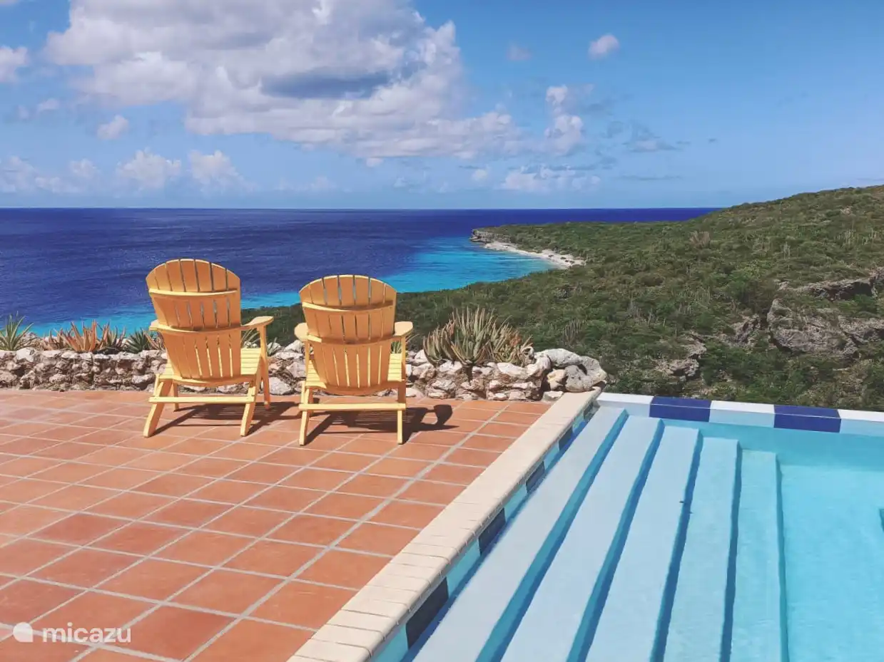 Panoramen über das Karibische Meer, grüne Hügel und die berühmten Salzpfannen, in denen Flamingos nisten.