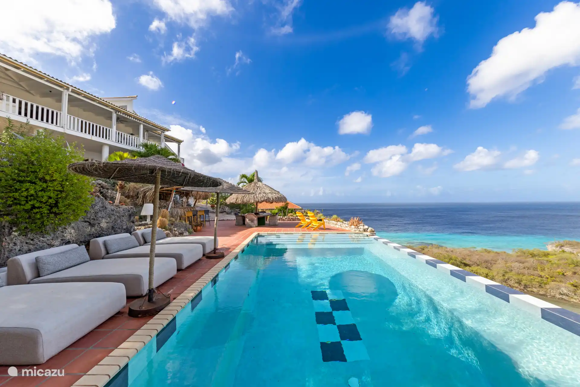 Vanuit het zwembad heb je uitzicht over de Caribische zee en over de zoutpannen.