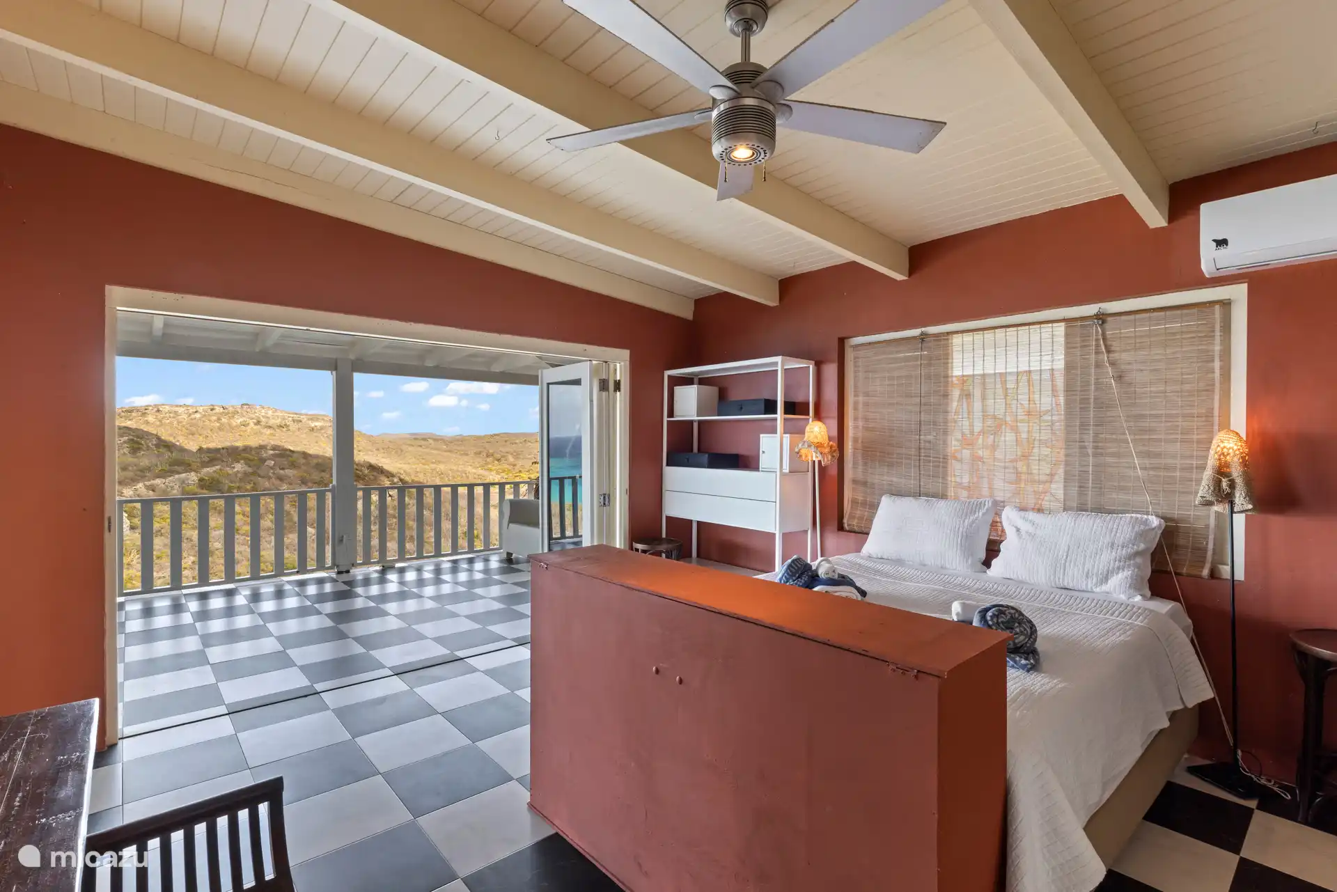 Master bedroom met grote openslaande deuren.