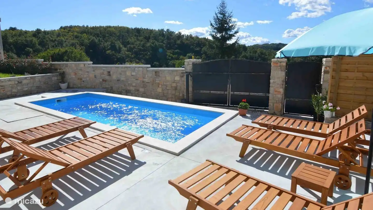 Piscine avec transats