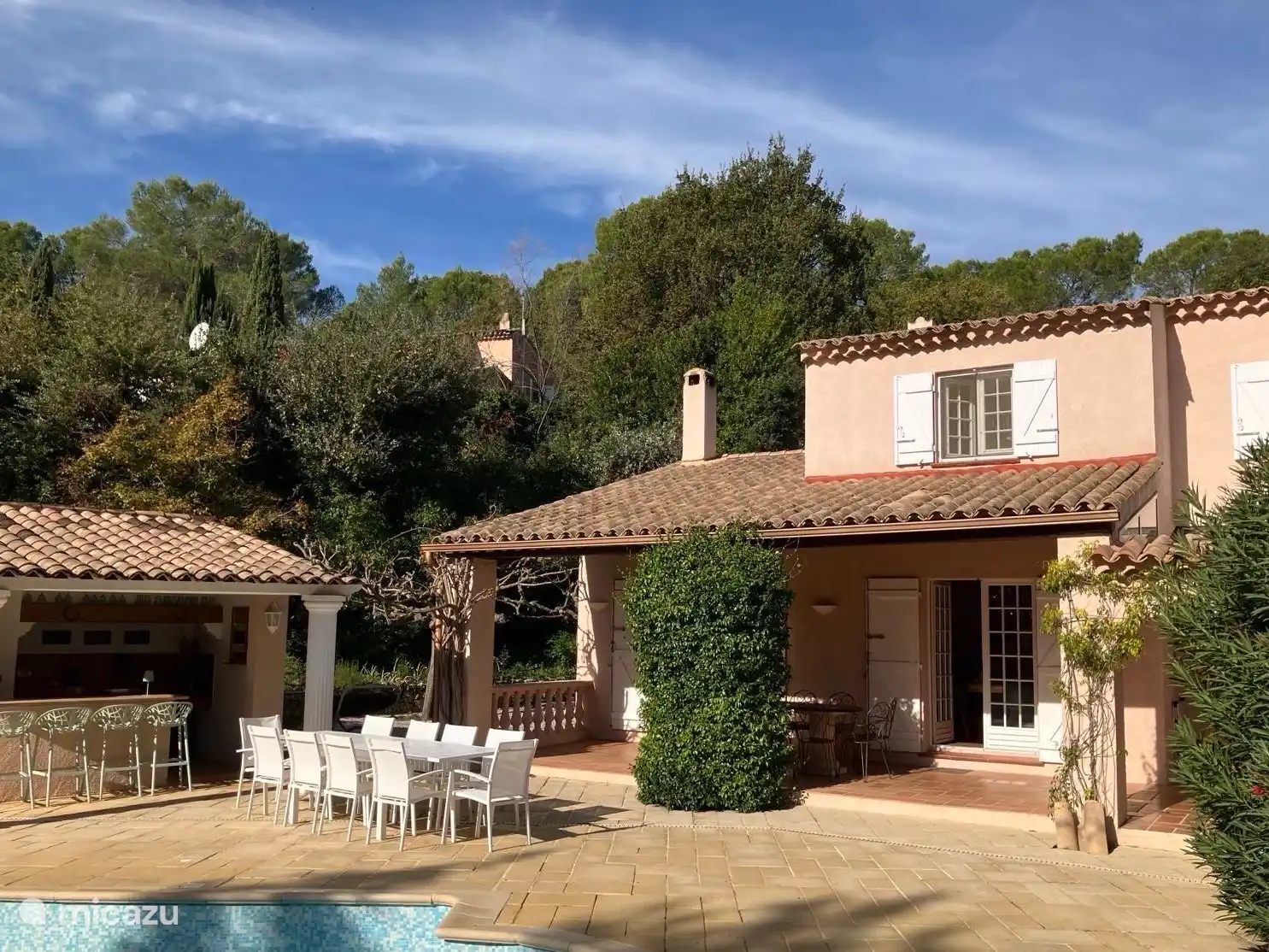 Aanzicht Villa Sinêfre oktoberzon