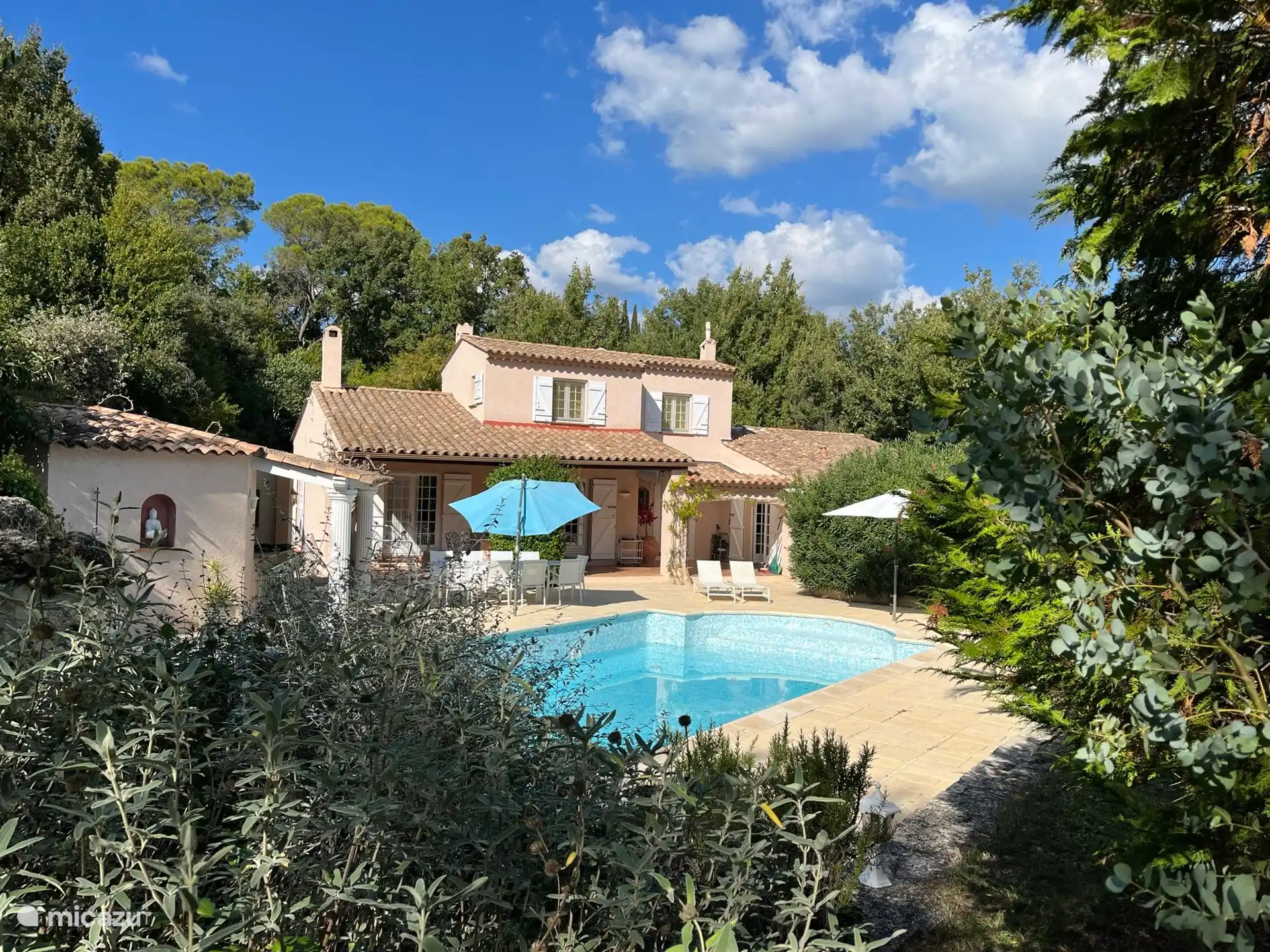 Doorkijk naar Villa Sinêfre vanuit tuin