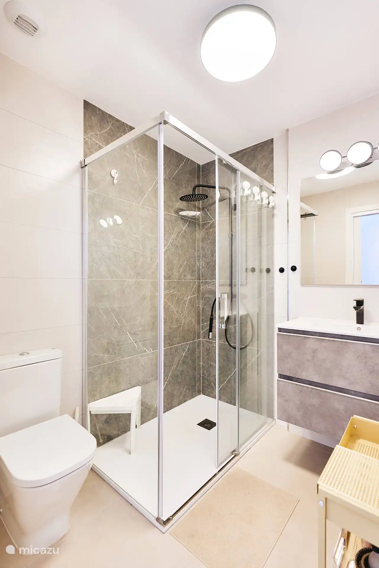 Badezimmer mit eigenem Badezimmer im Hauptschlafzimmer