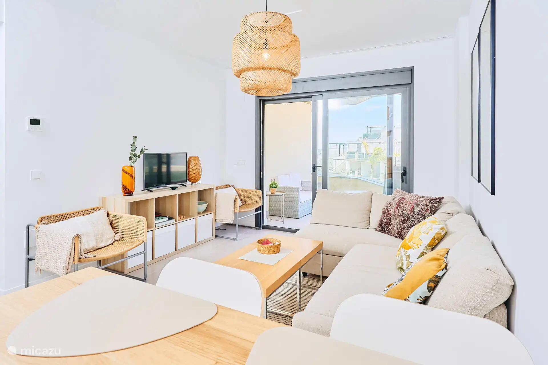 Salon mit angrenzender Terrasse mit Essbereich