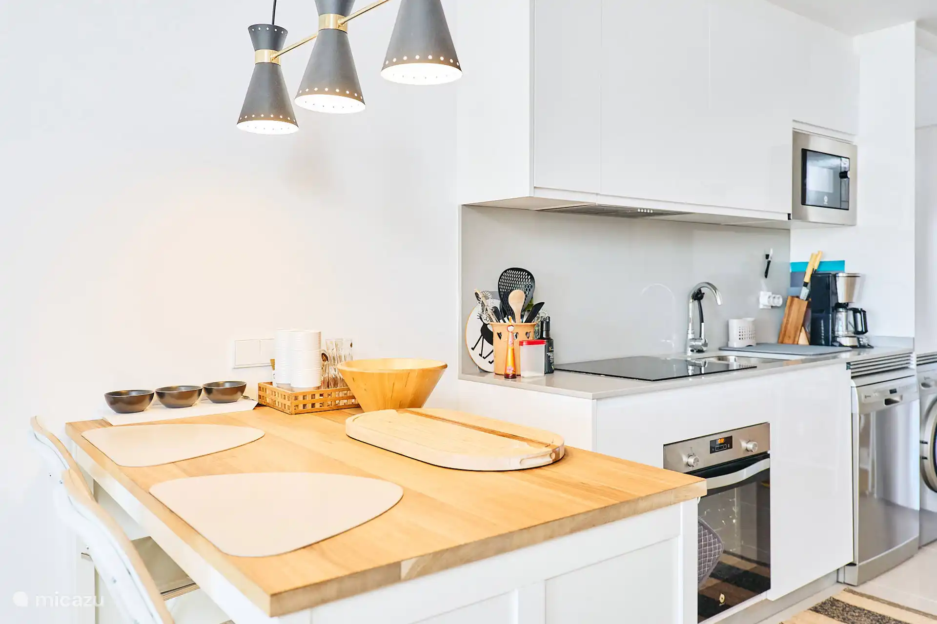 Küche und Frühstücksbar