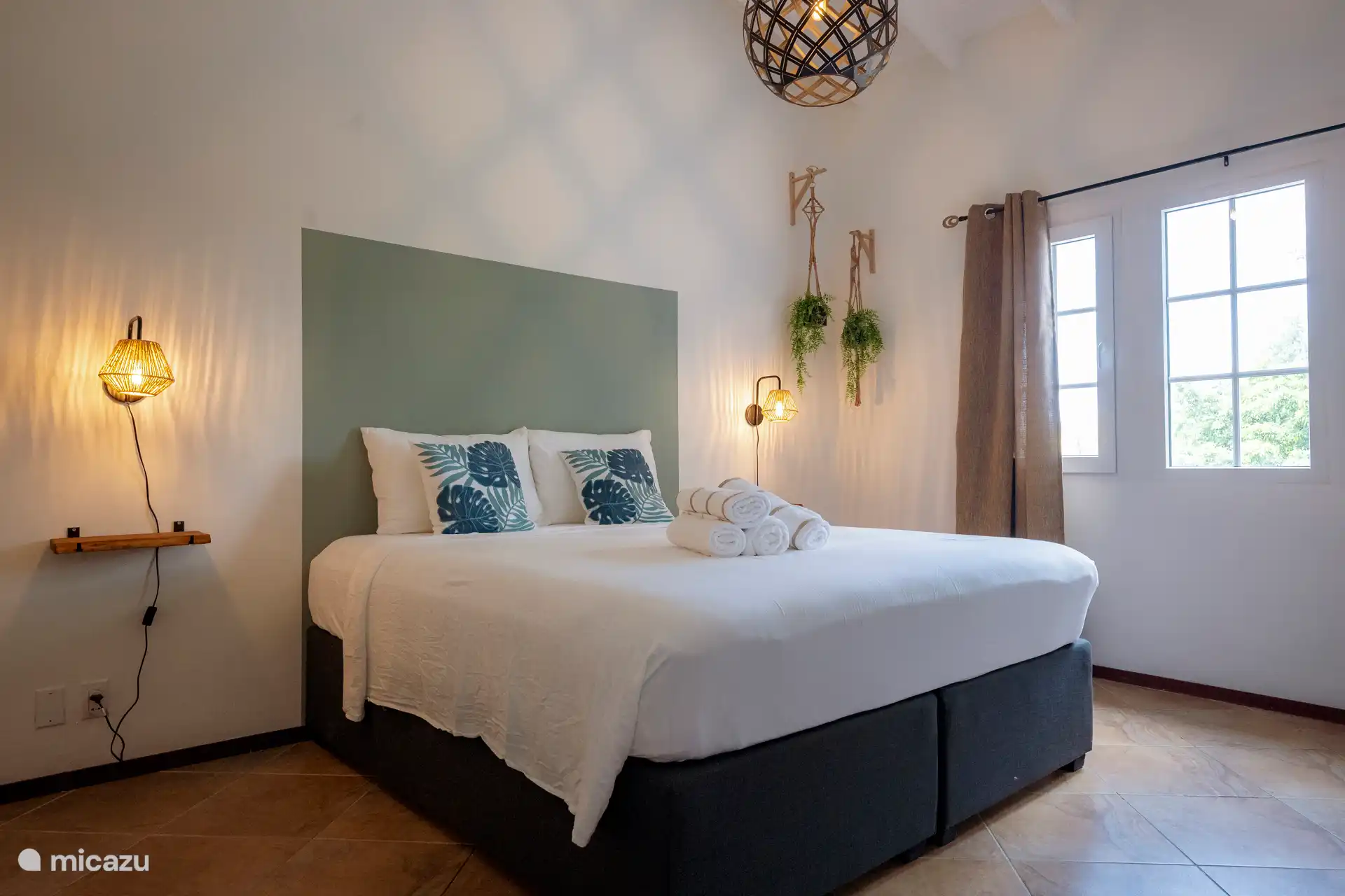 1er dormitorio con un cómodo somier y, por supuesto, aire acondicionado