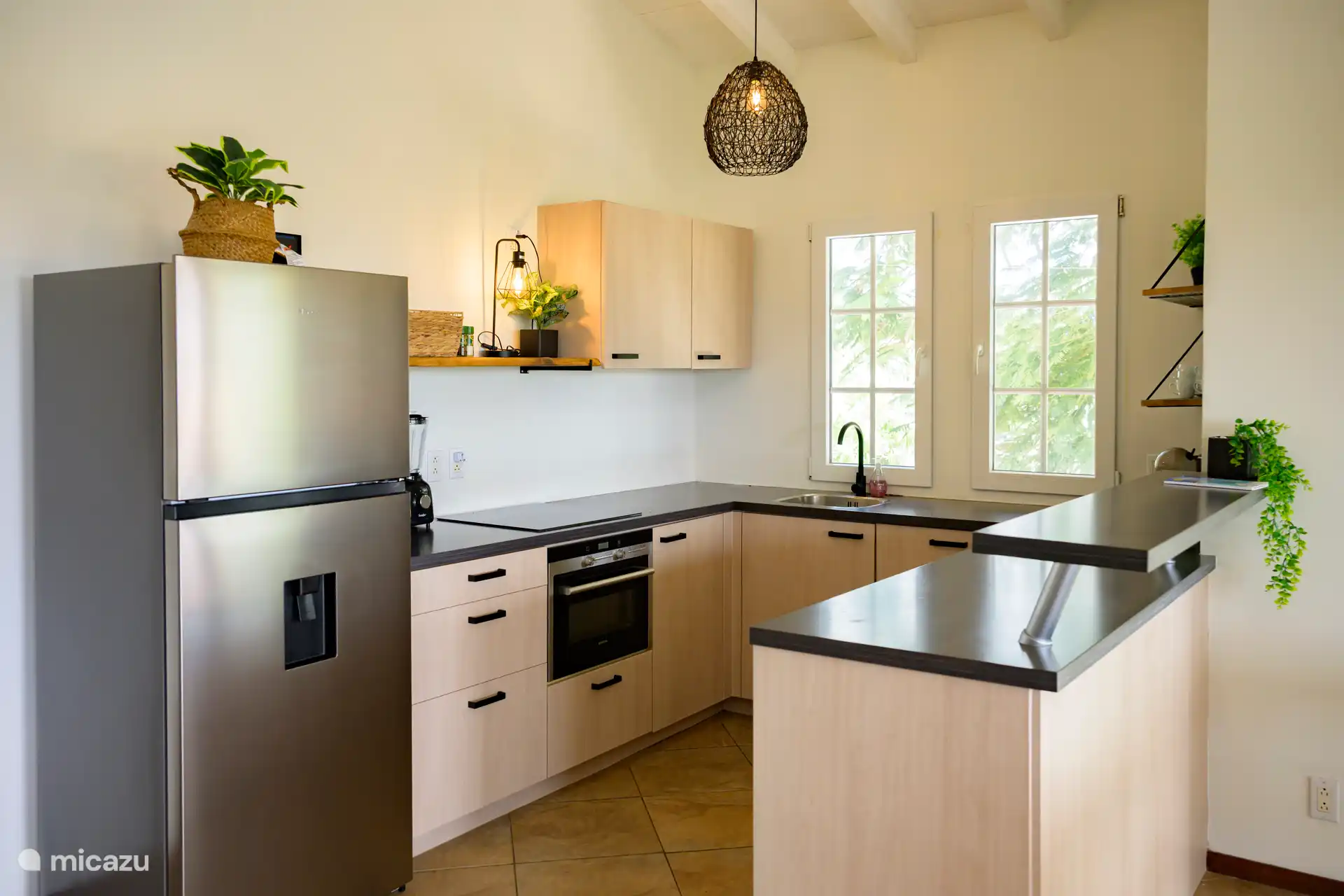 Cocina con vitrocerámica, amplia nevera con congelador, horno, microondas y lavavajillas. Además, todos los utensilios de cocina necesarios están disponibles