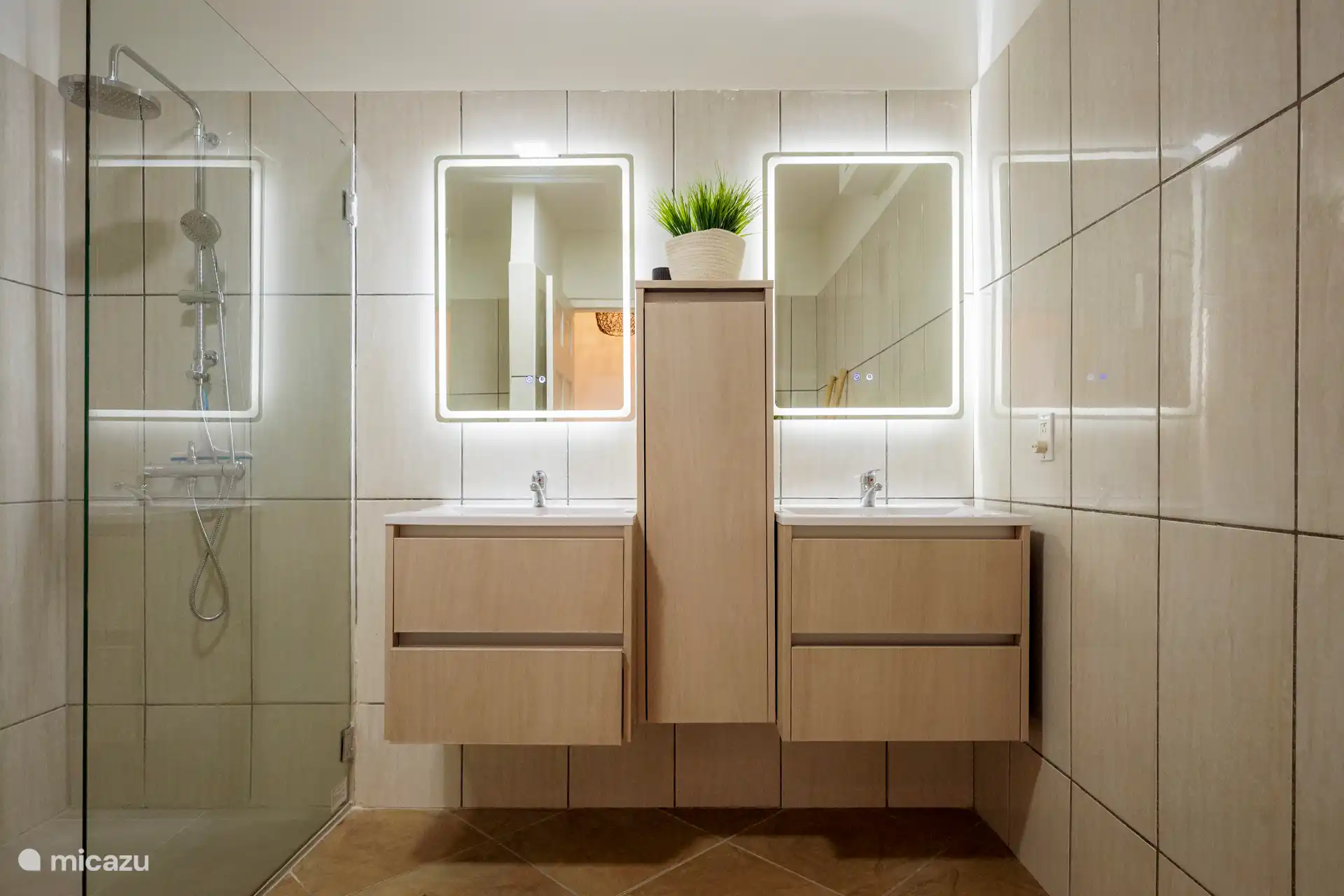 # baños con agua caliente y los 3 equipados con un inodoro. 