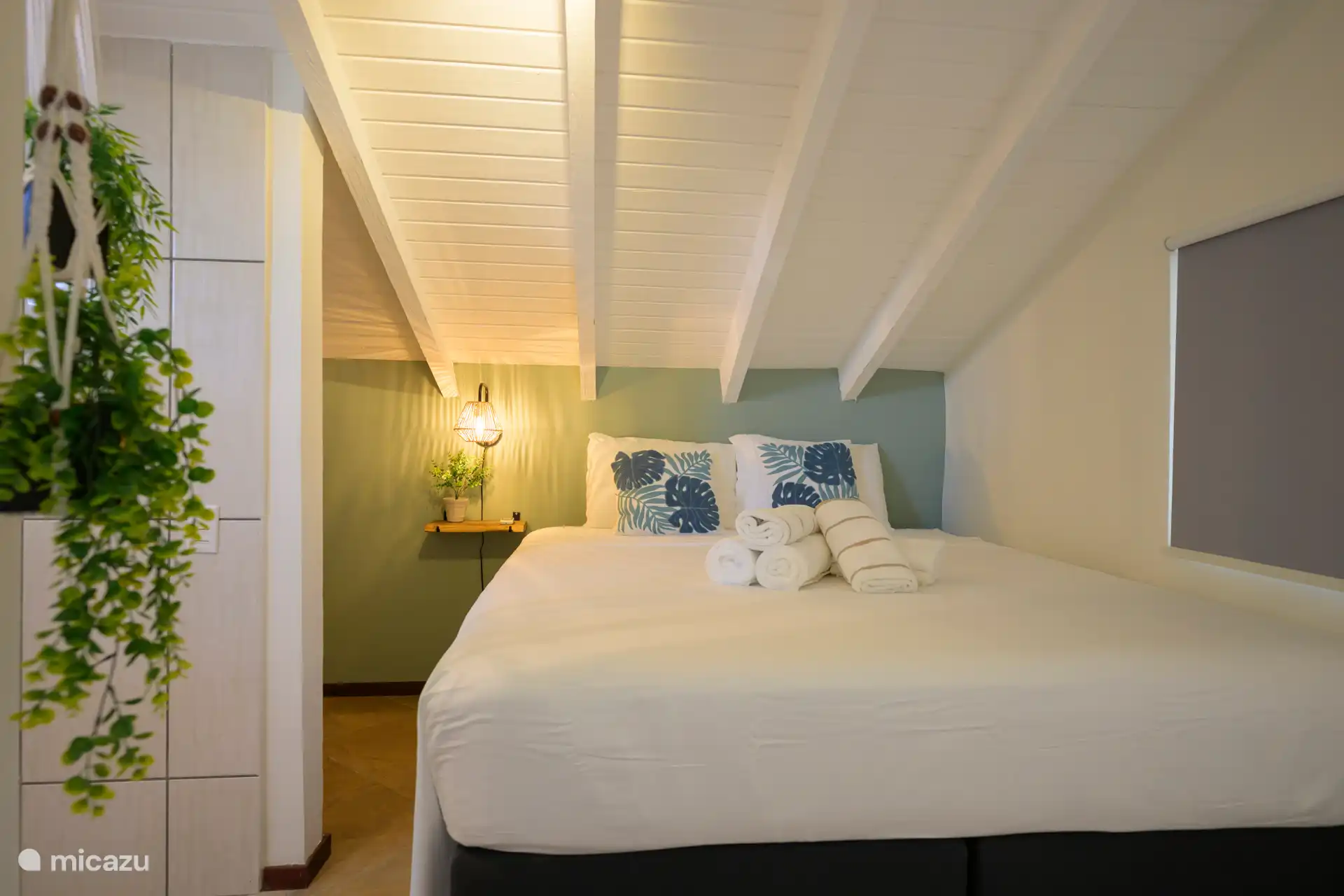 Dormitorio en el segundo piso con un cómodo somier y al lado del baño privado