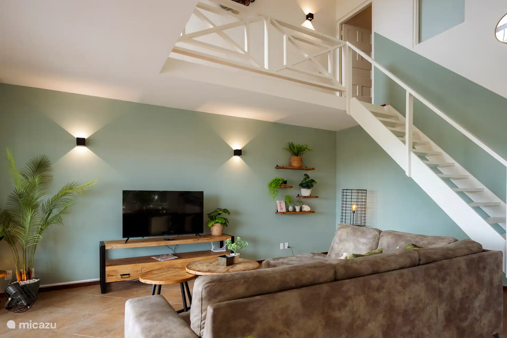 Amplio salón con Smart TV de 50 pulgadas con todos los canales internacionales, incluidos los canales holandeses, y una mesa de comedor con 4 sillas