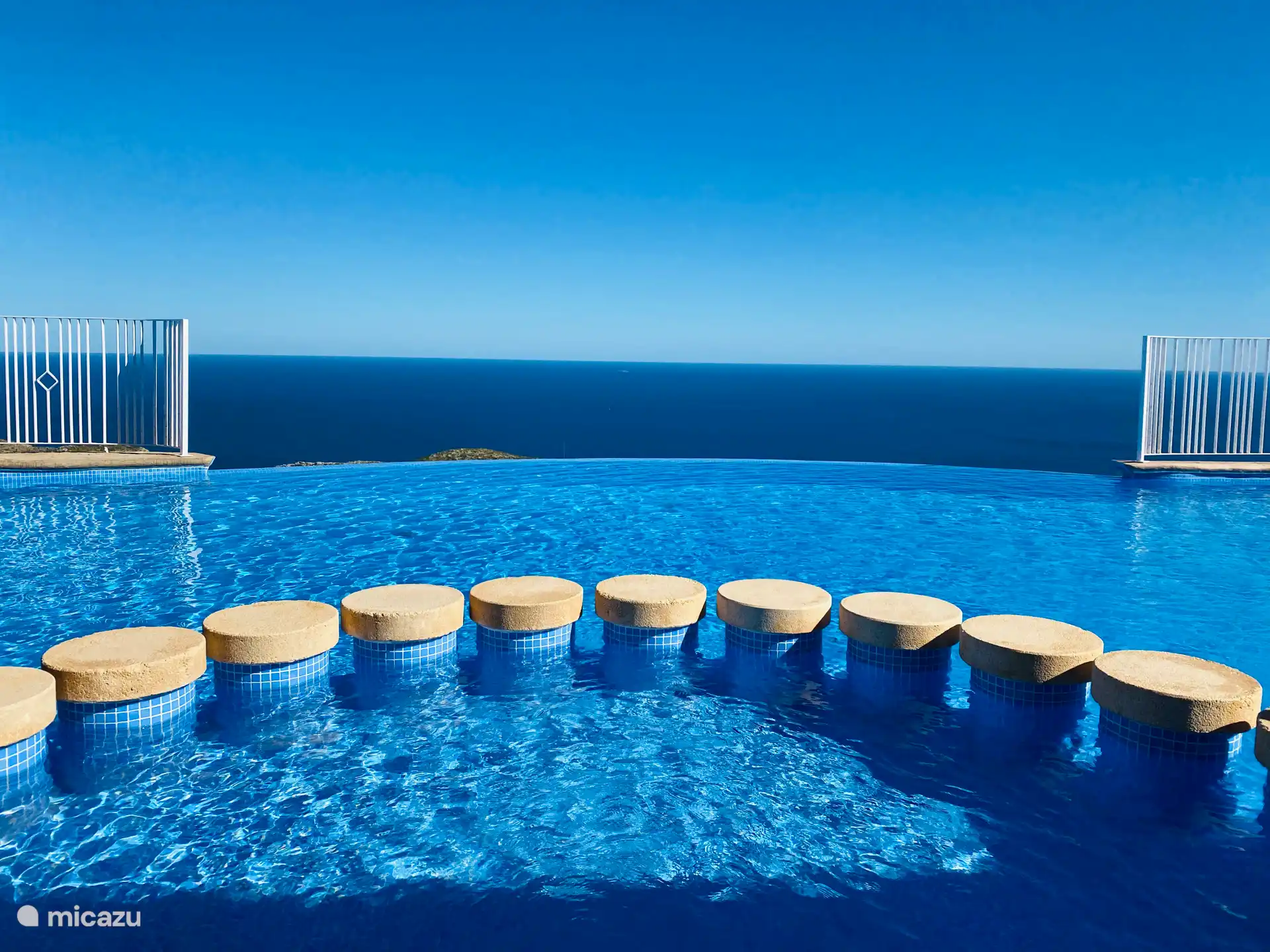 infinity pool met spectaculair uitzicht