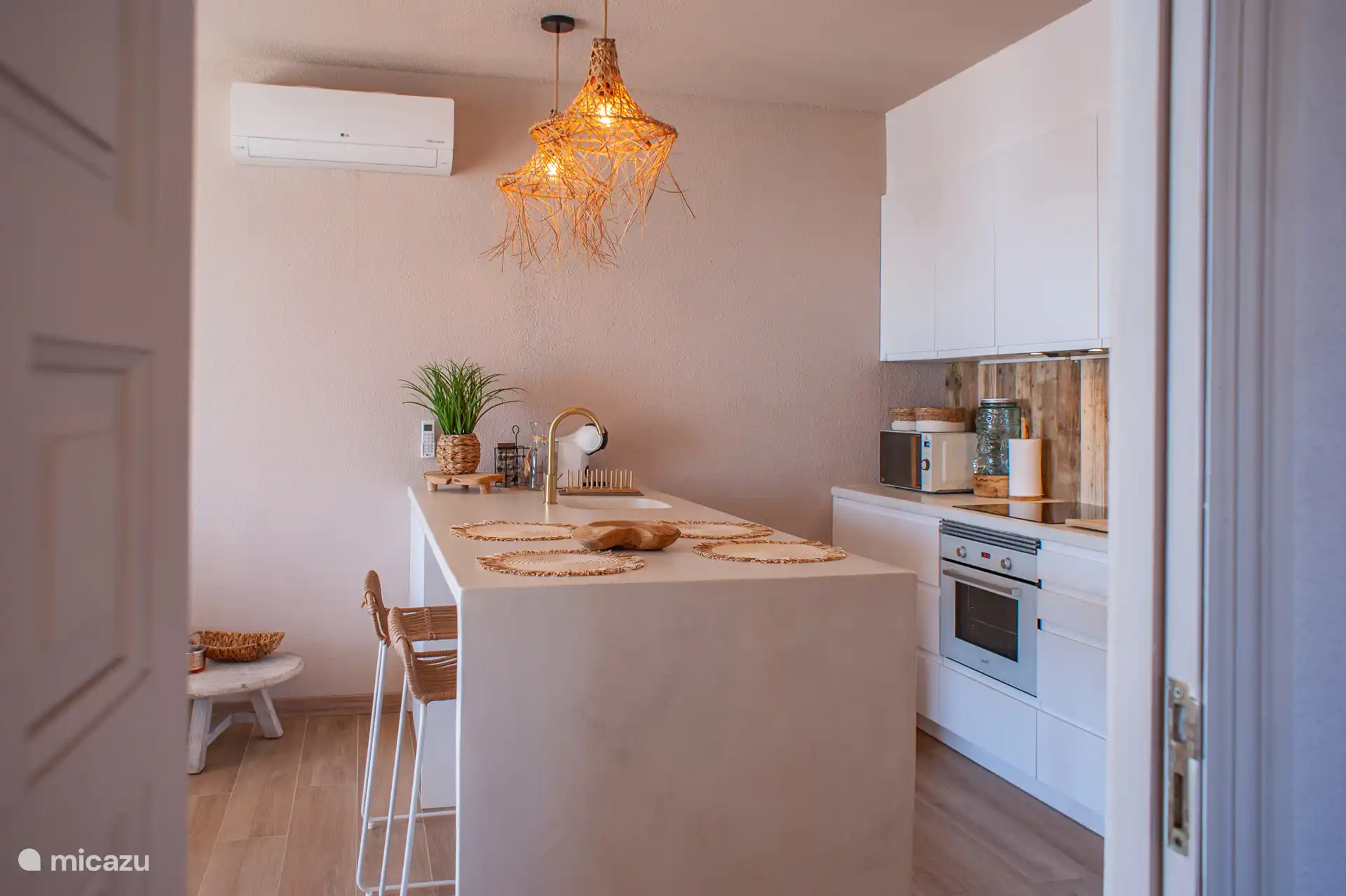 The kitchen is equipped with all the necessary amenities and can accommodate four people for breakfast, lunch or dinner.