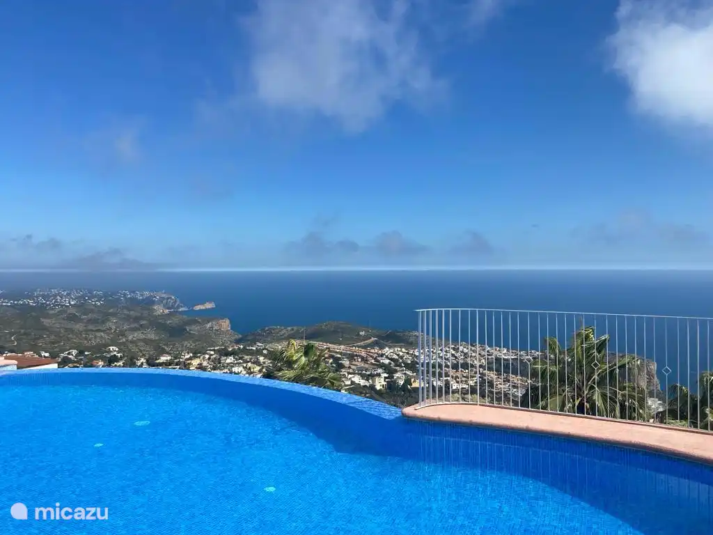 infinity pool met spectaculair uitzicht