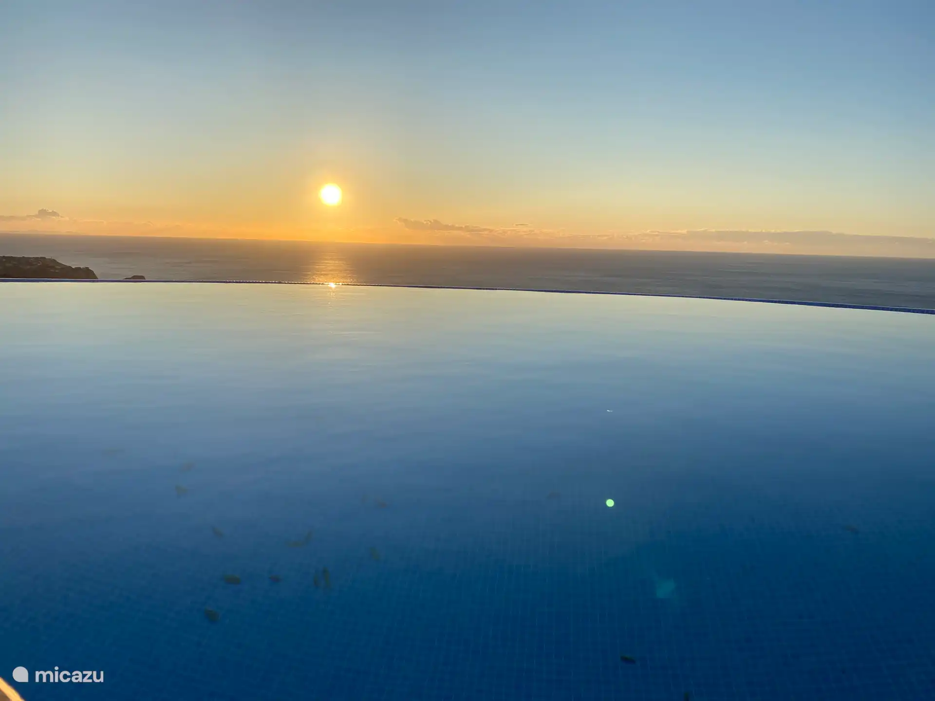 infinity pool met spectaculair uitzicht