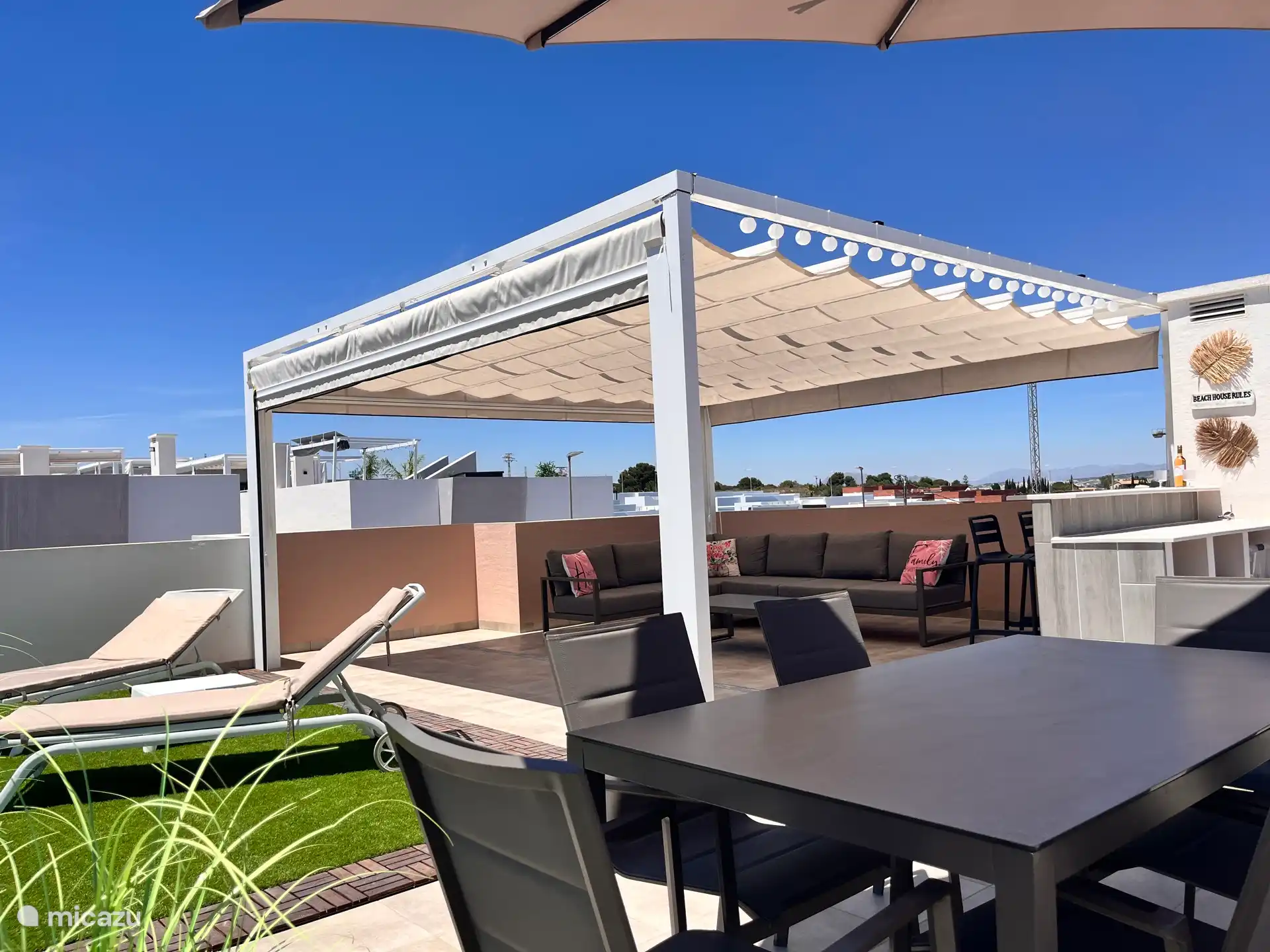 Terraza en la azotea con cocina/bar exterior