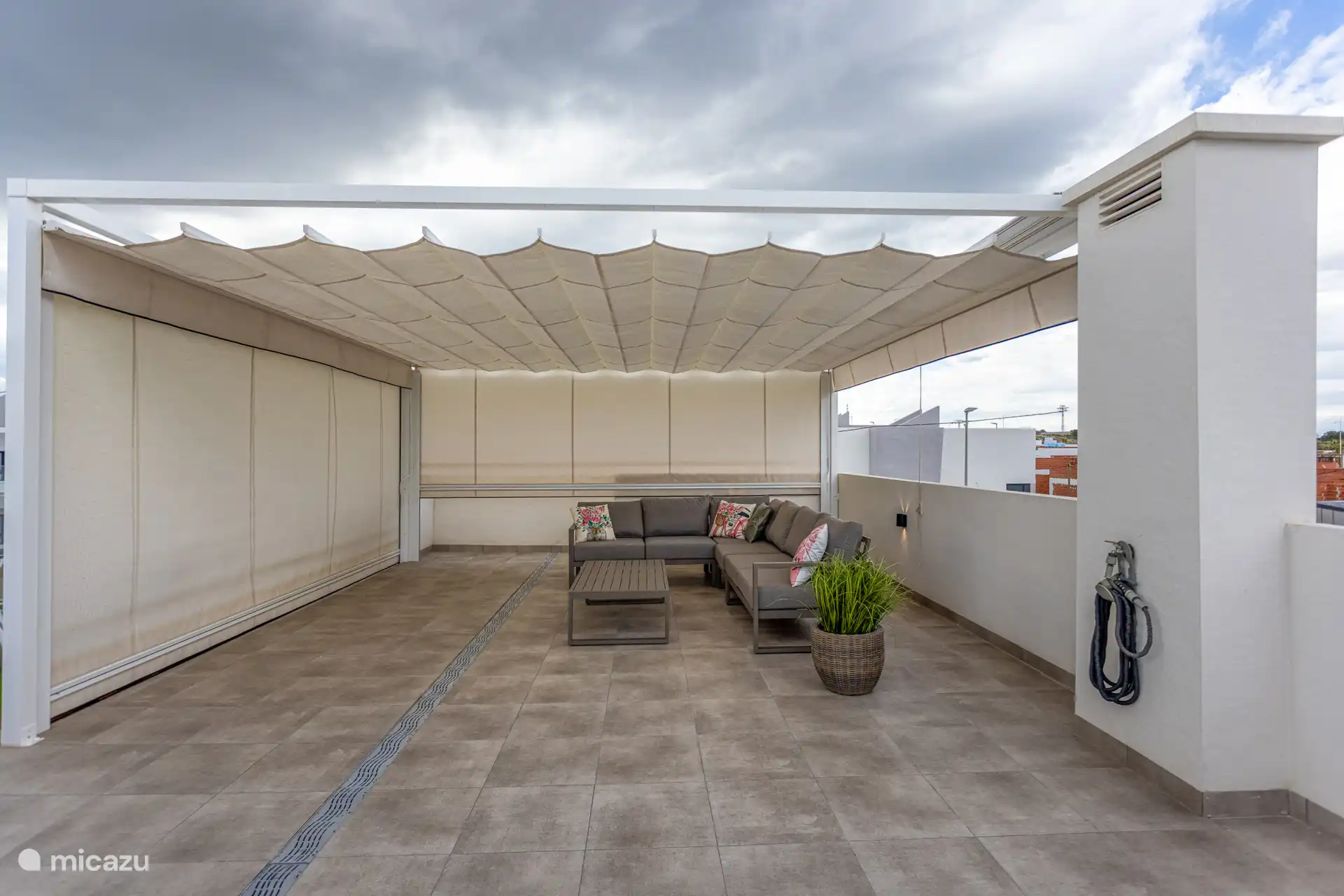 Pergola met wanden dicht