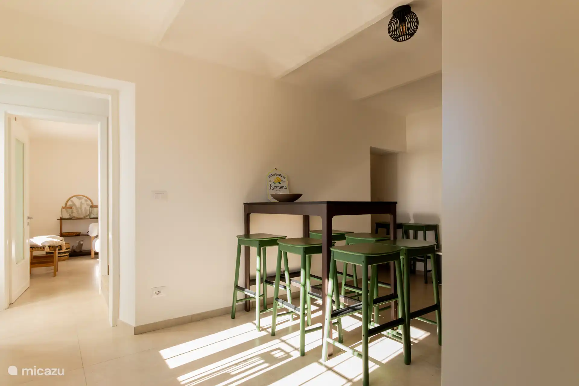 Küche mit Blick ins Wohnzimmer