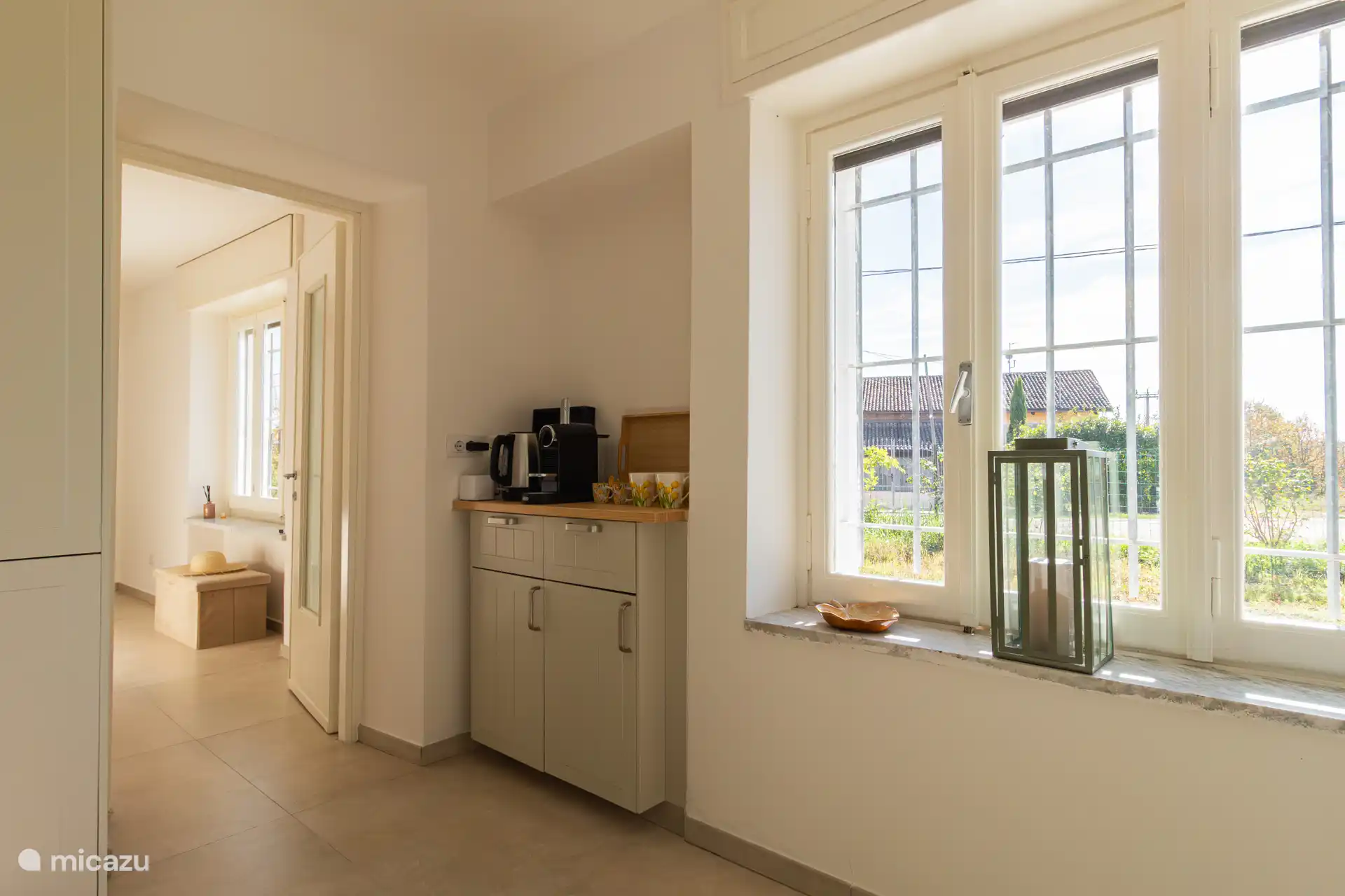 Küche mit Kaffee- und Teeecke und Blick hindurch zum angrenzenden Schlafzimmer 