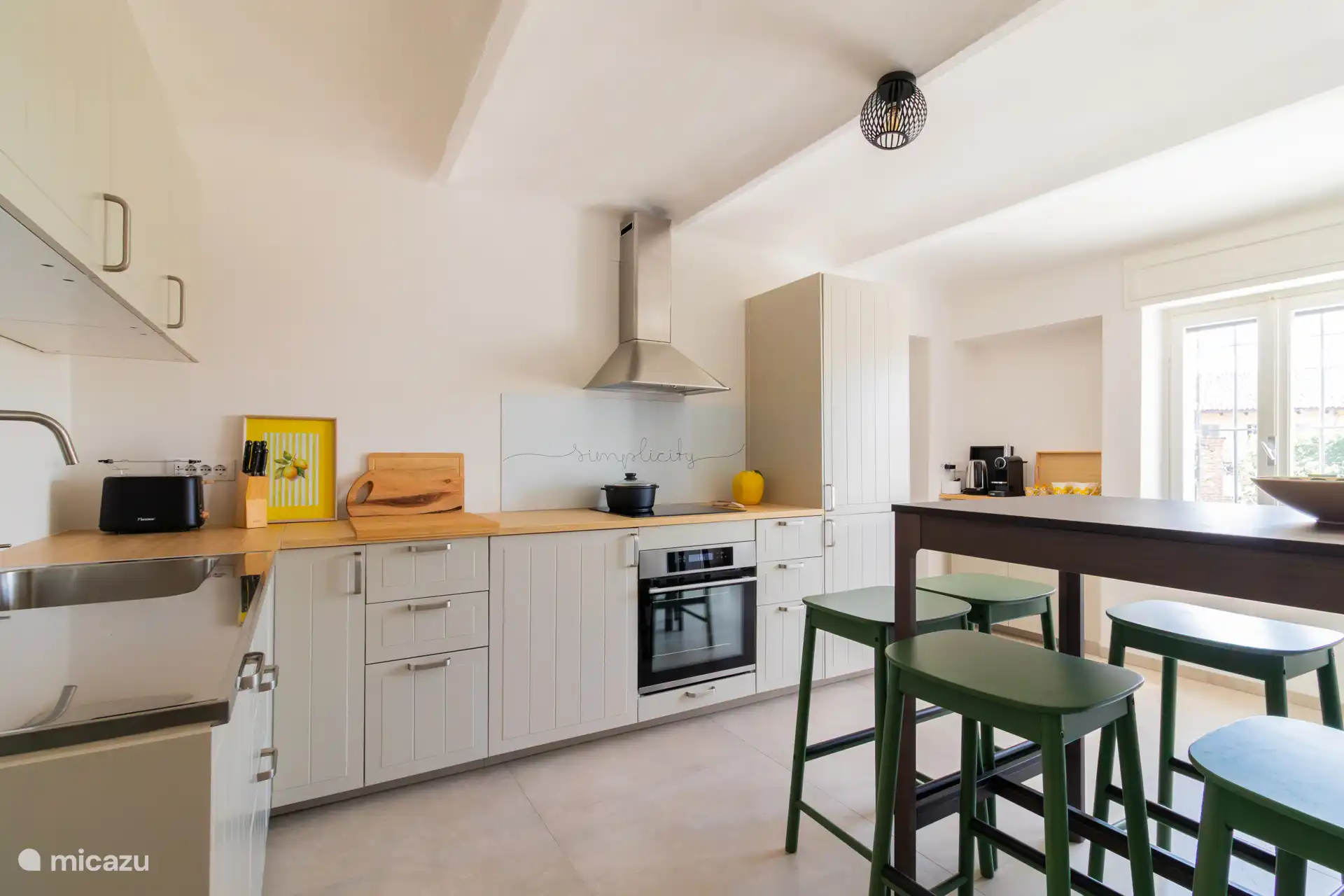 Küche mit Frühstücksbar