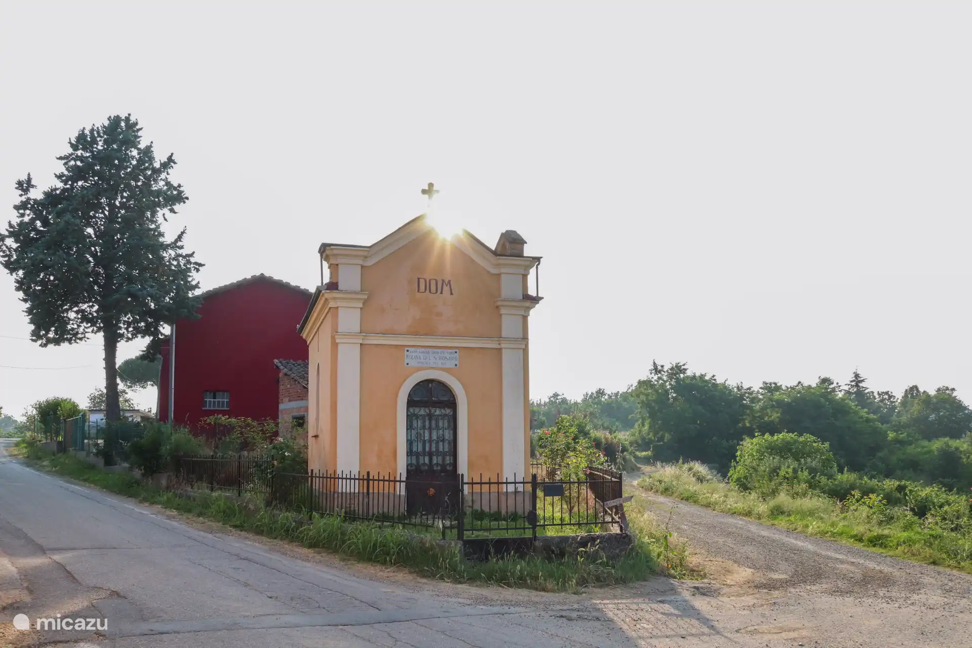 Kirche neben dem Haus mit Seitenansicht des dahinterliegenden Hauses