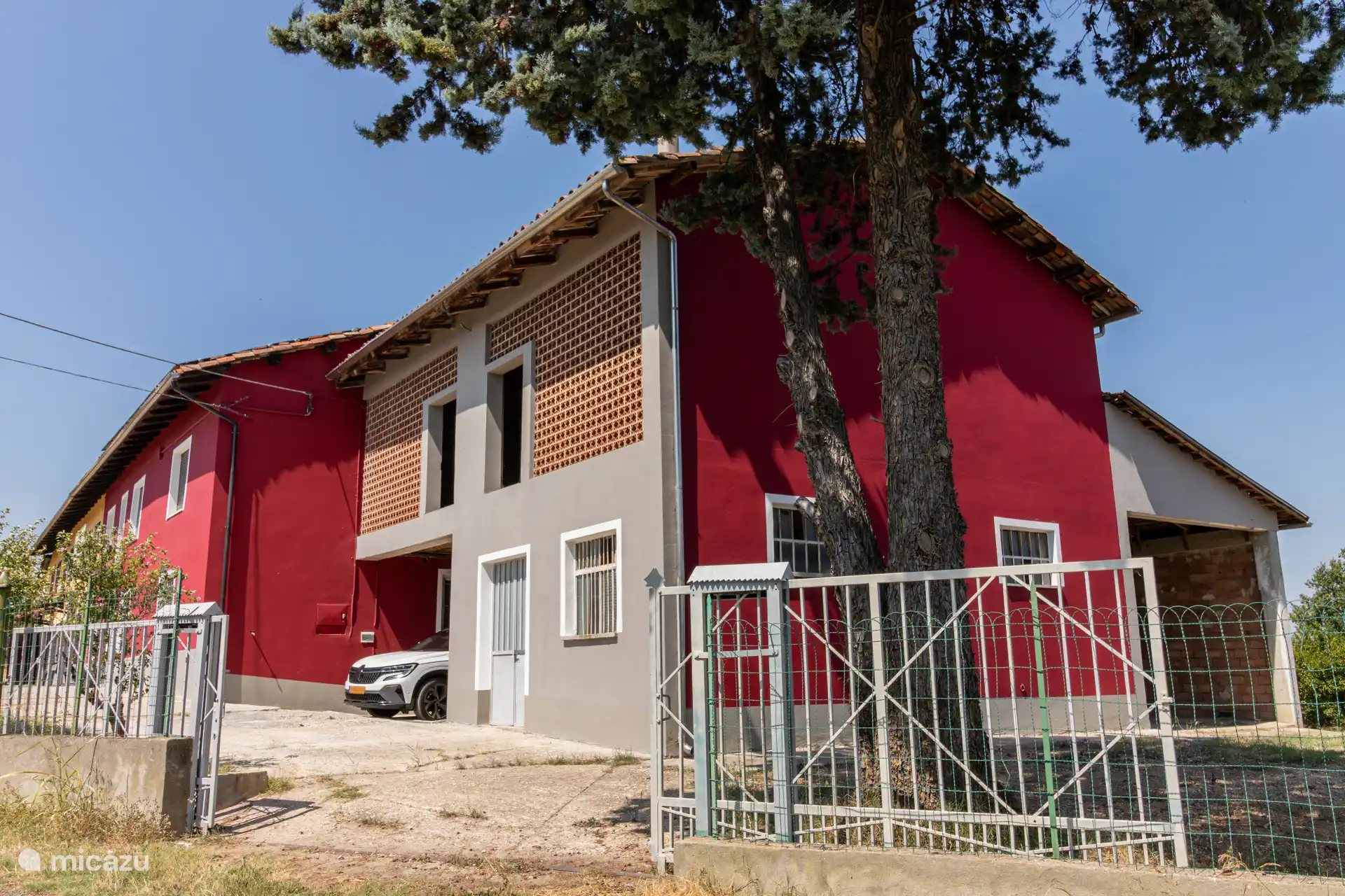 Vorder-/Seitenhaus mit privatem Eingangstor und Parkplatz