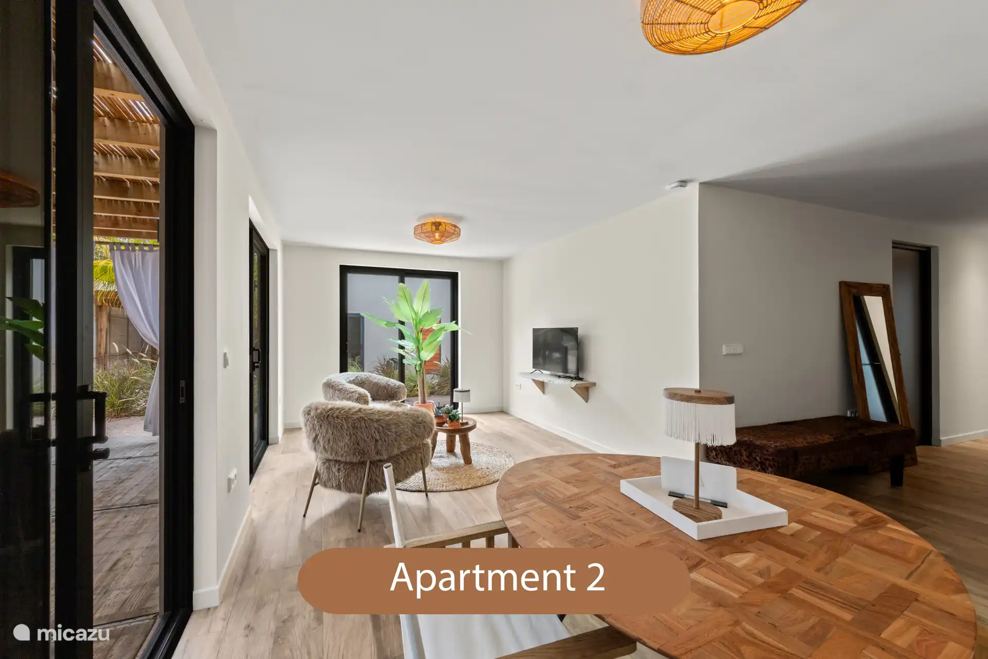 Comedor, salón con televisión