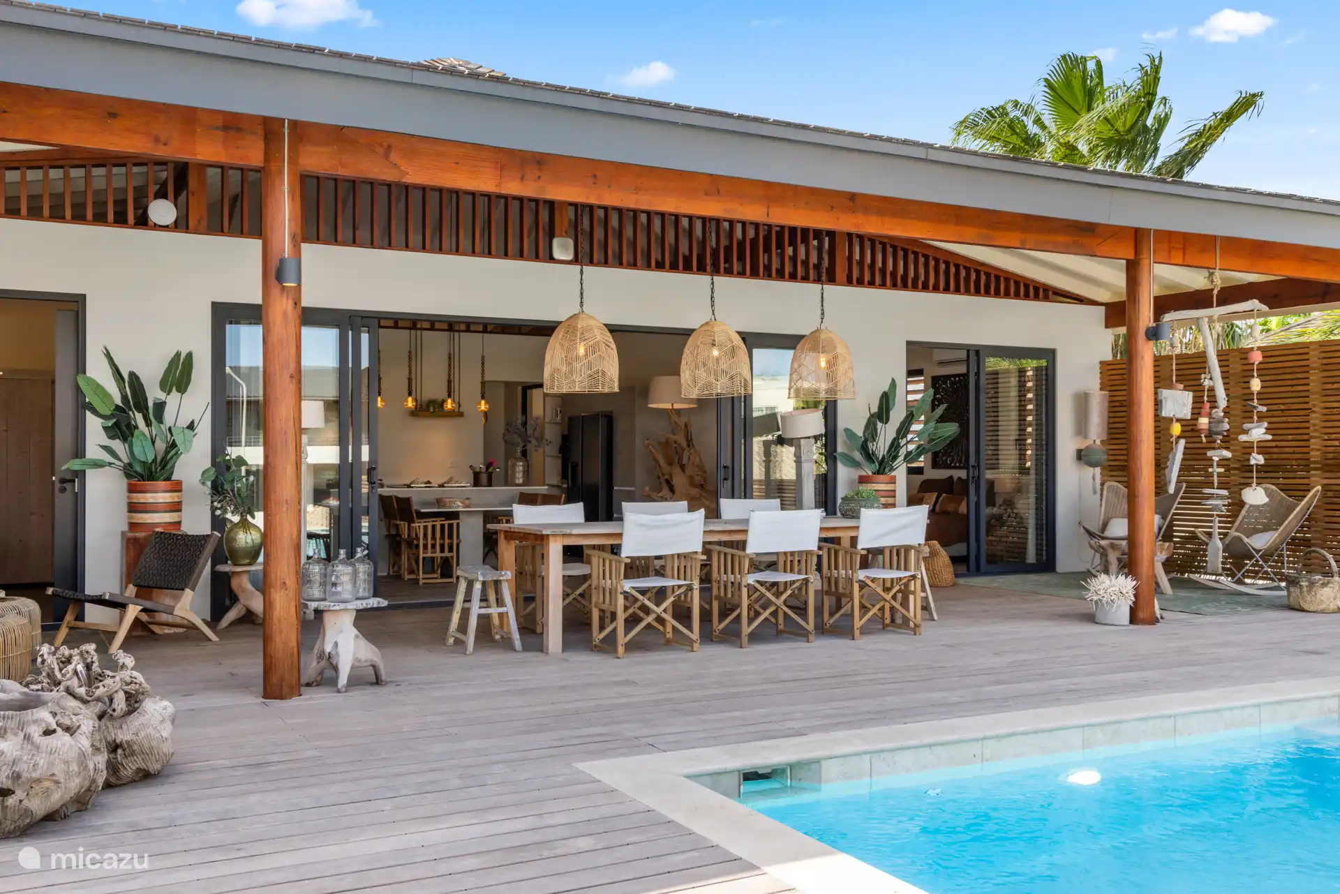 Villa – Außen-Esstisch