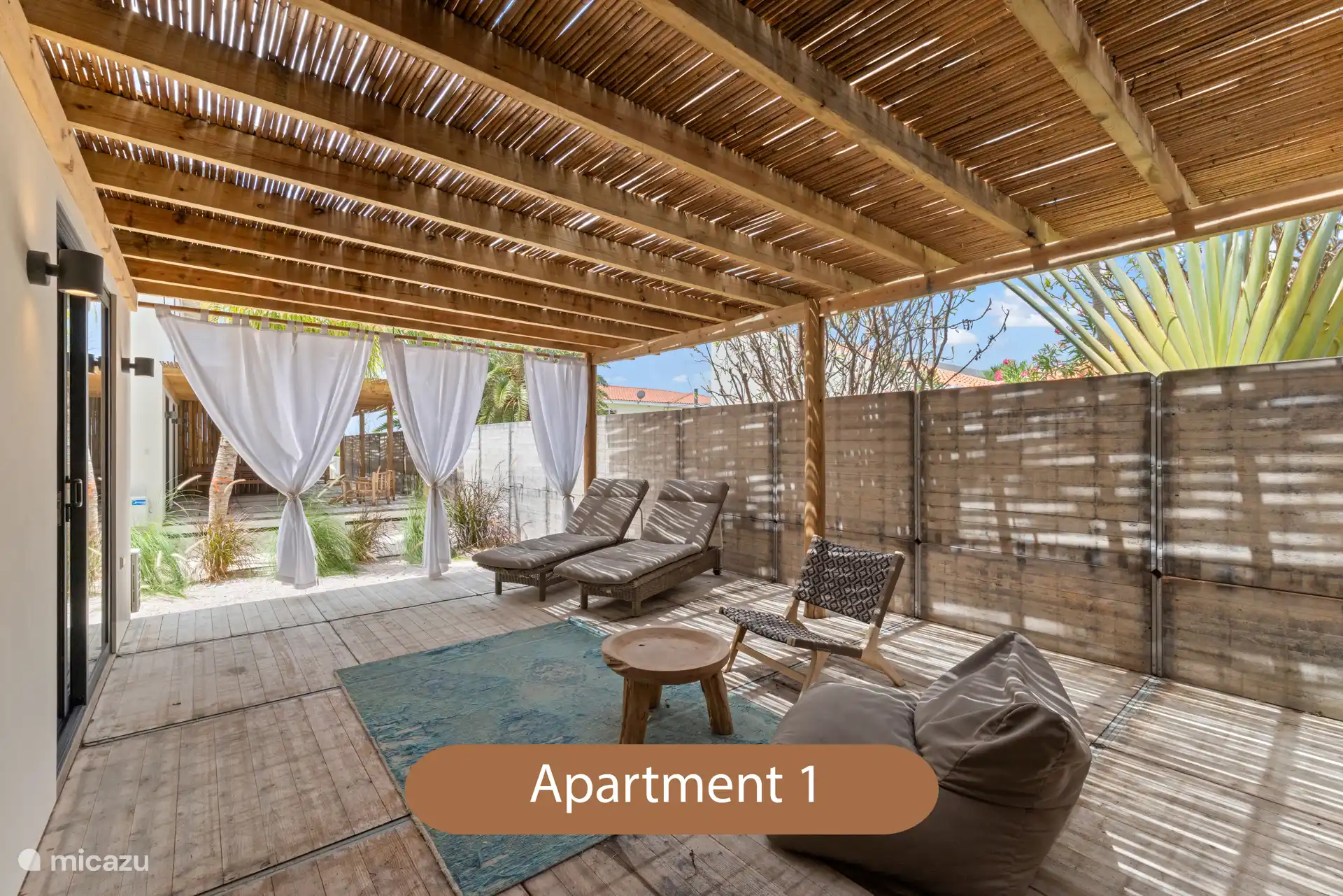 Terraza con tumbonas