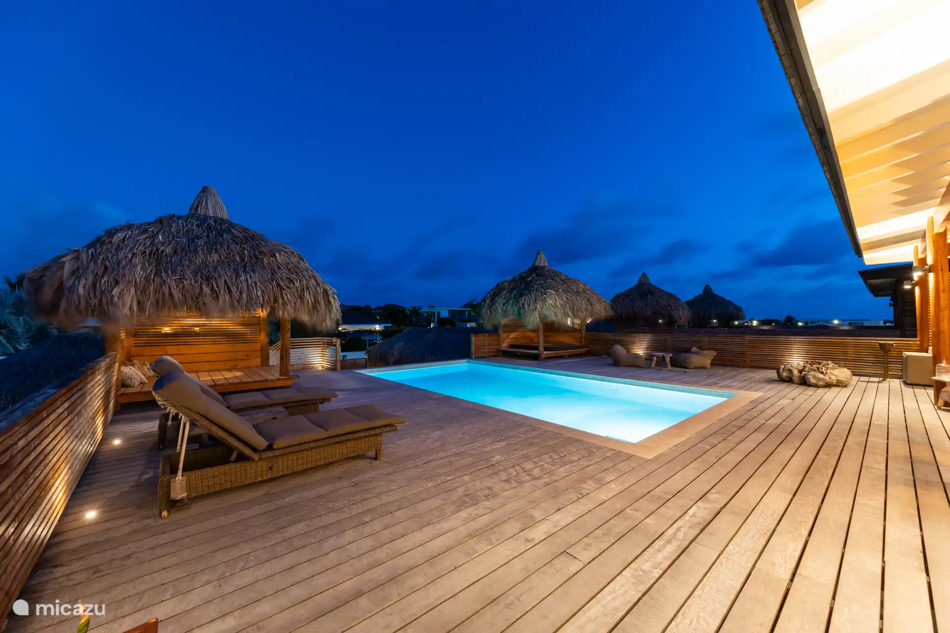 Villa – Terrasse mit 2 Entspannungsbereichen unter den Palapas