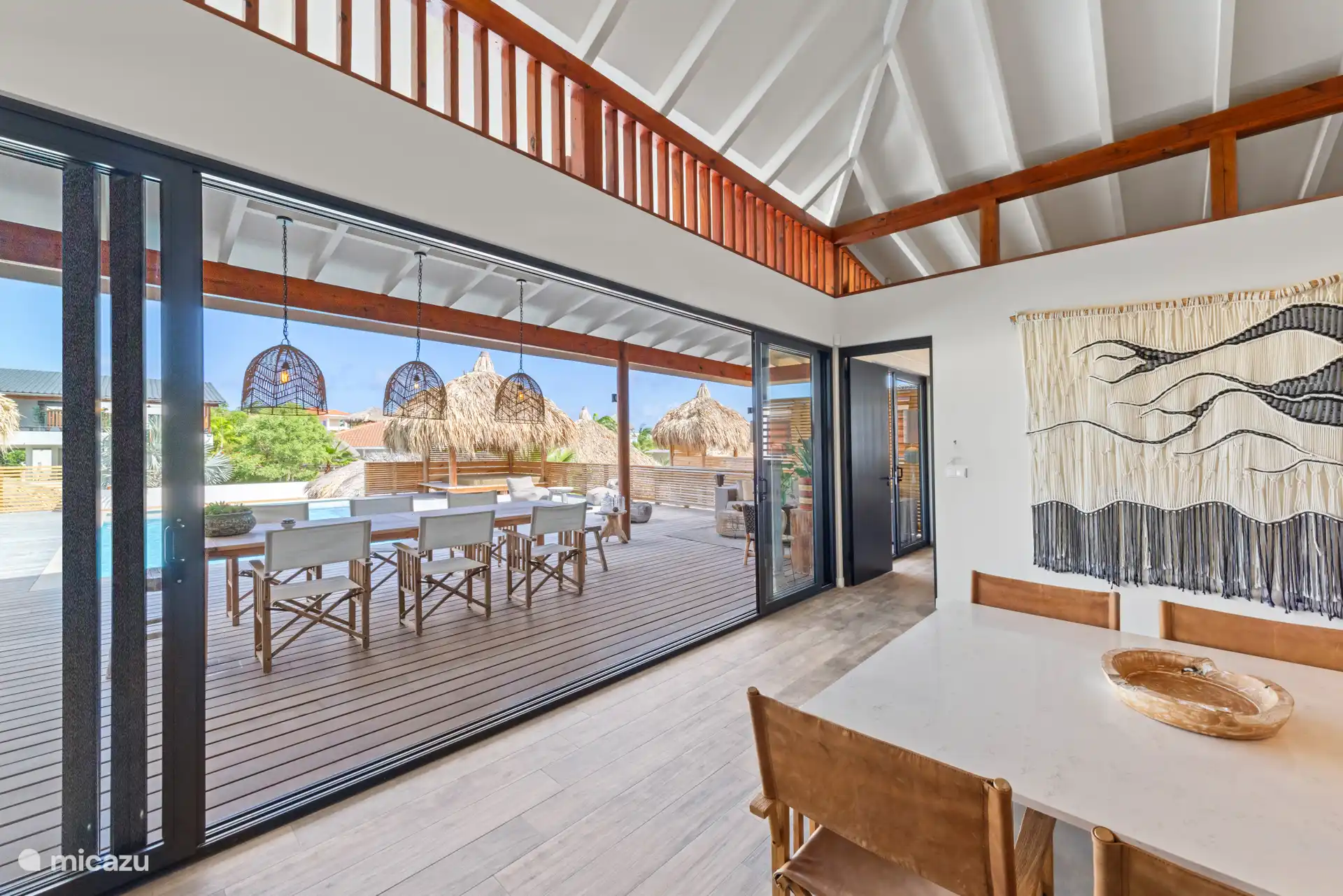 Villa – Esstisch innen und außen