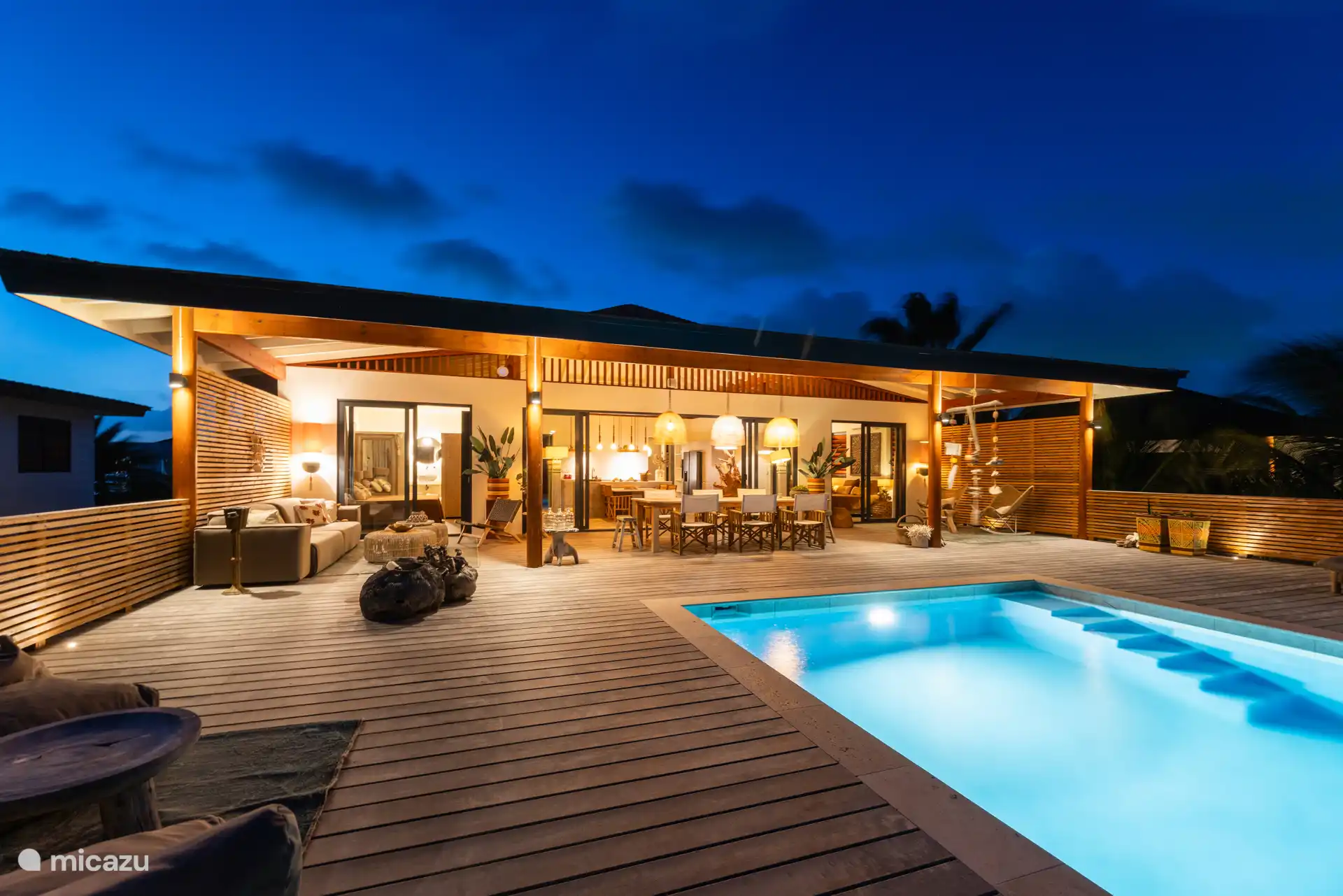 Villa – Terrassenübersicht bei Nacht