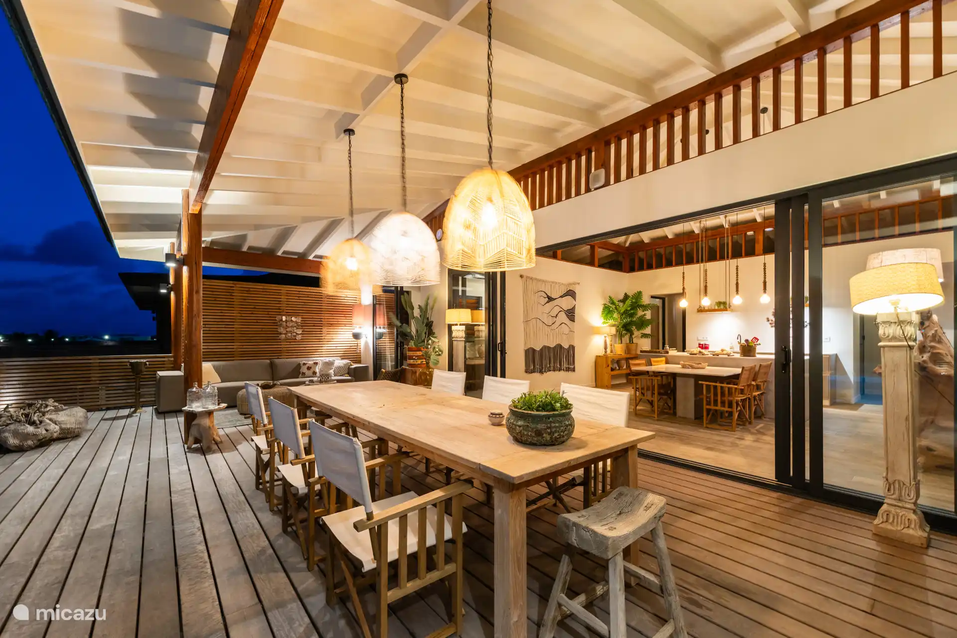 Villa – Außen- und Innenesstisch