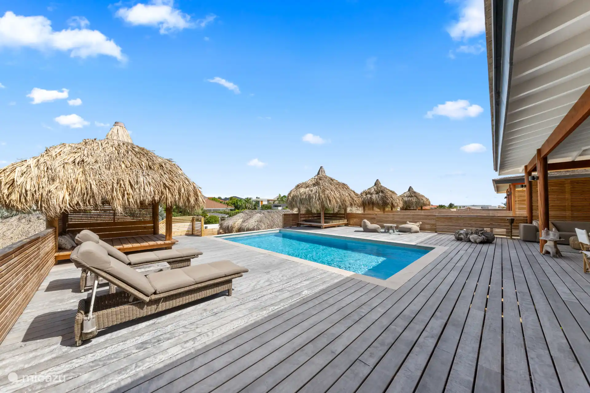 Villa – Terrassenübersicht mit Loungebereichen