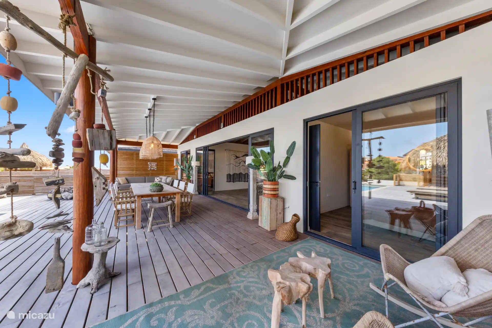 Villa – Terrasse mit Esstisch-Lounge-Bereich