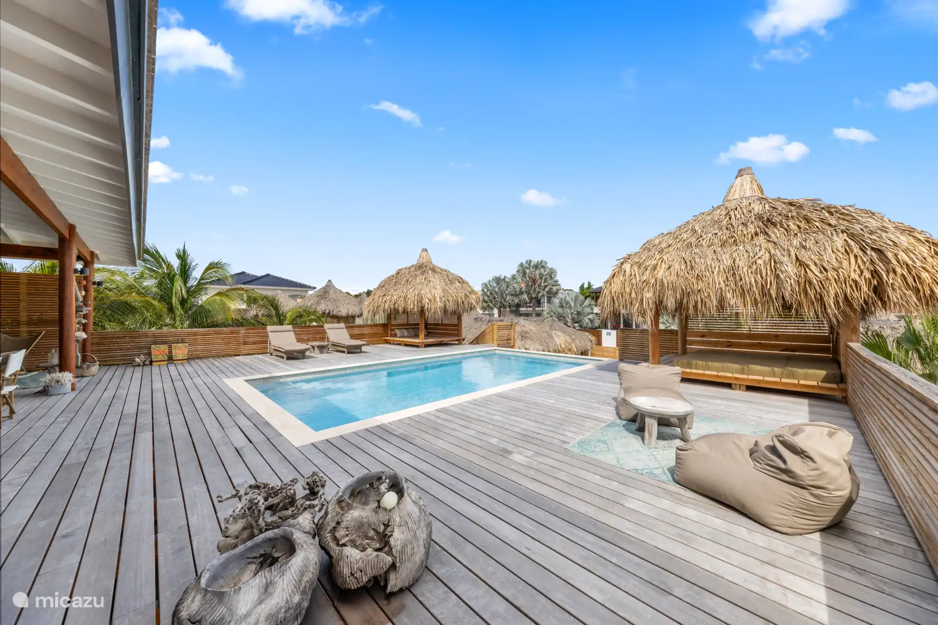 Villa – Terrassenübersicht mit Loungebereichen