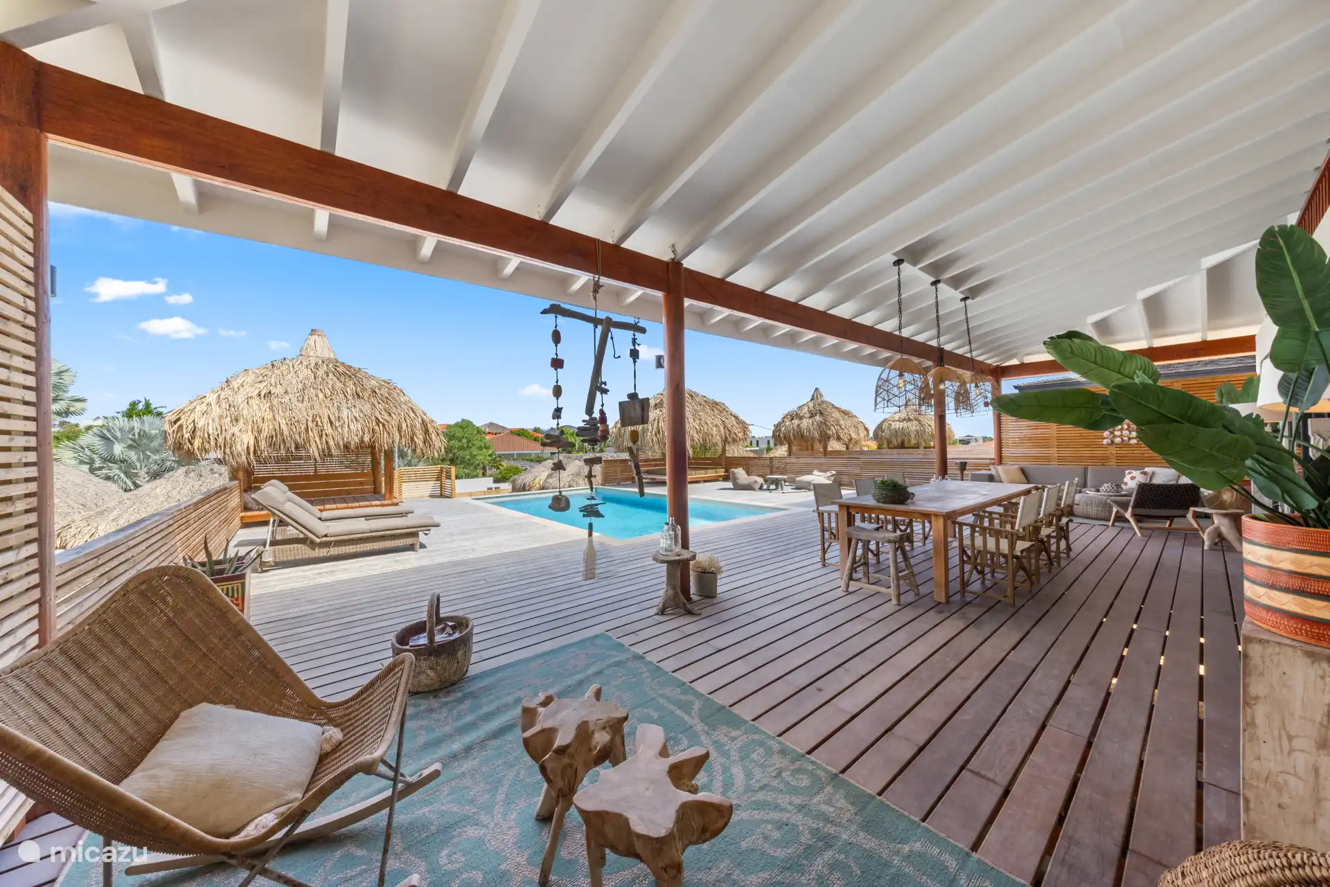 Villa – Terrasse mit Esstisch und verschiedenen Lounge-Bereichen