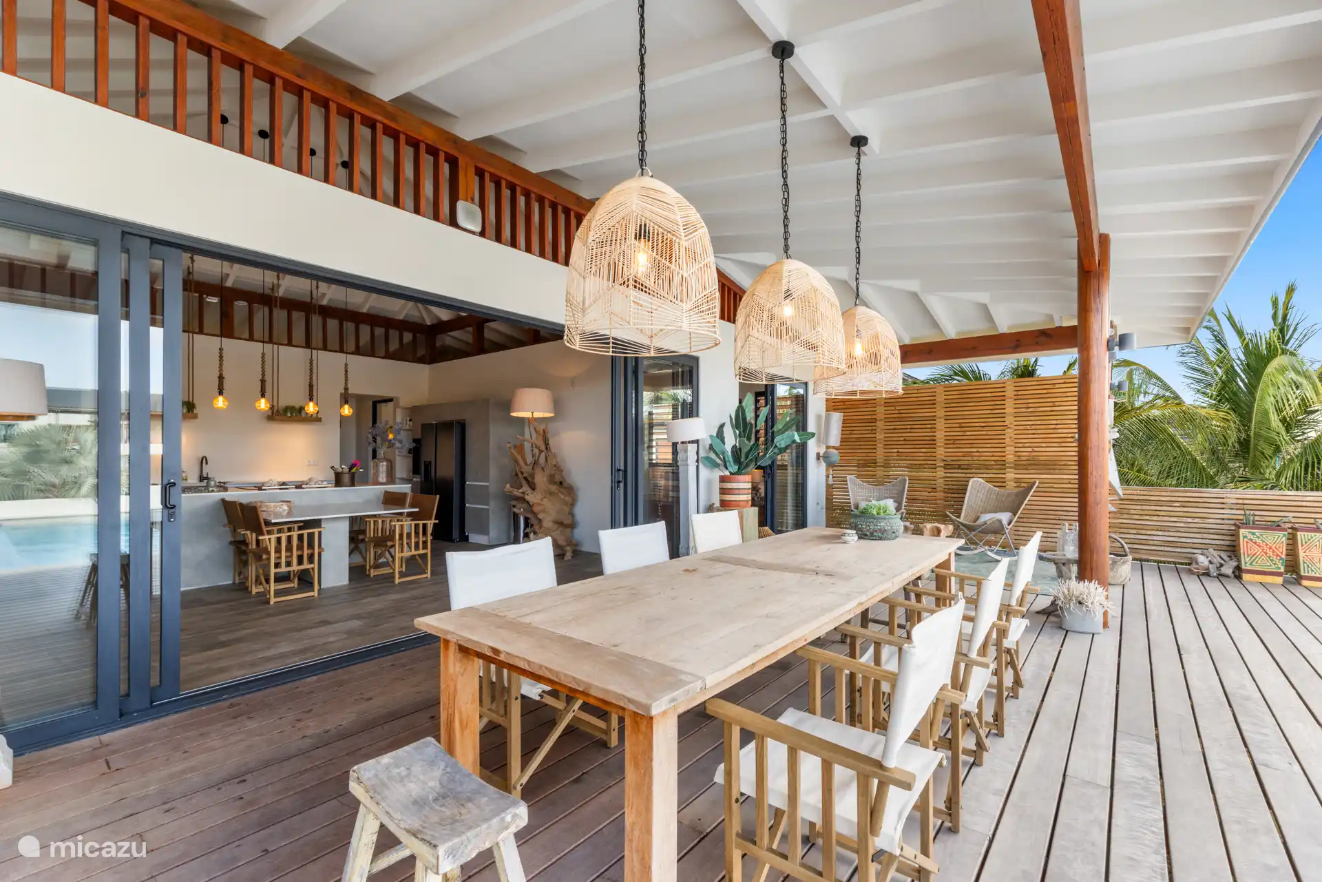 Villa – Außen- und Innenesstisch