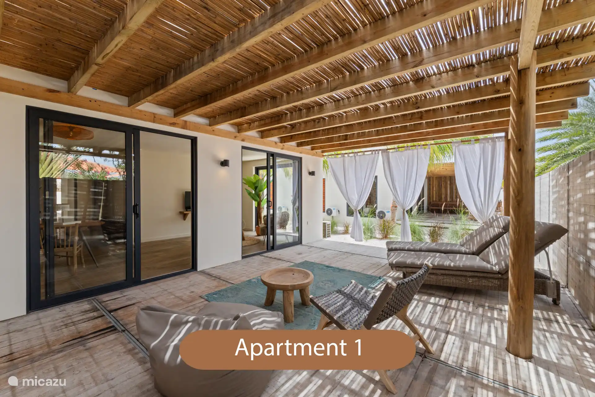 Terraza con tumbonas