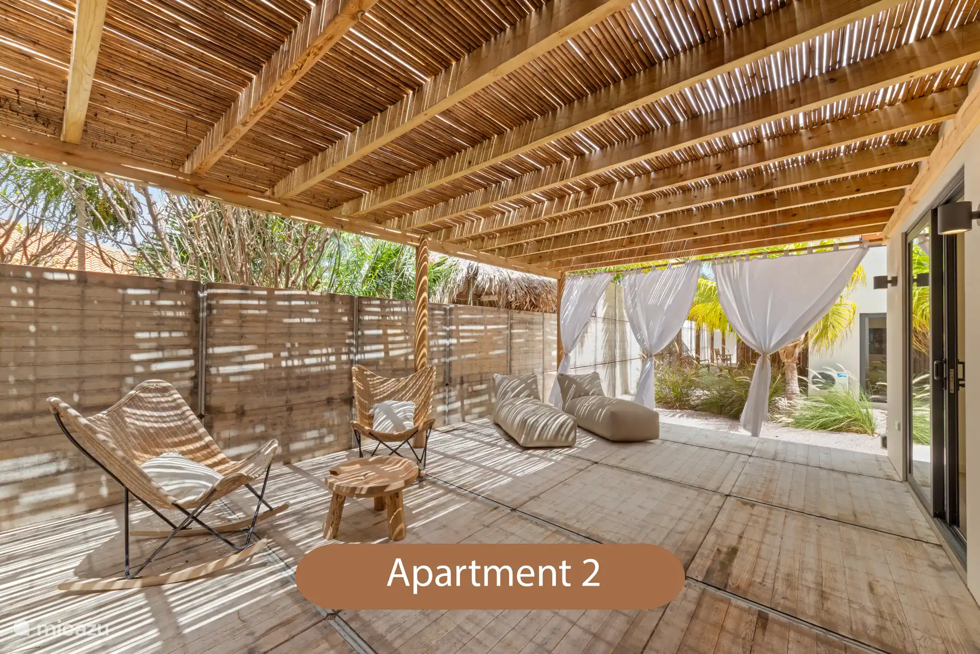 Terraza con tumbonas