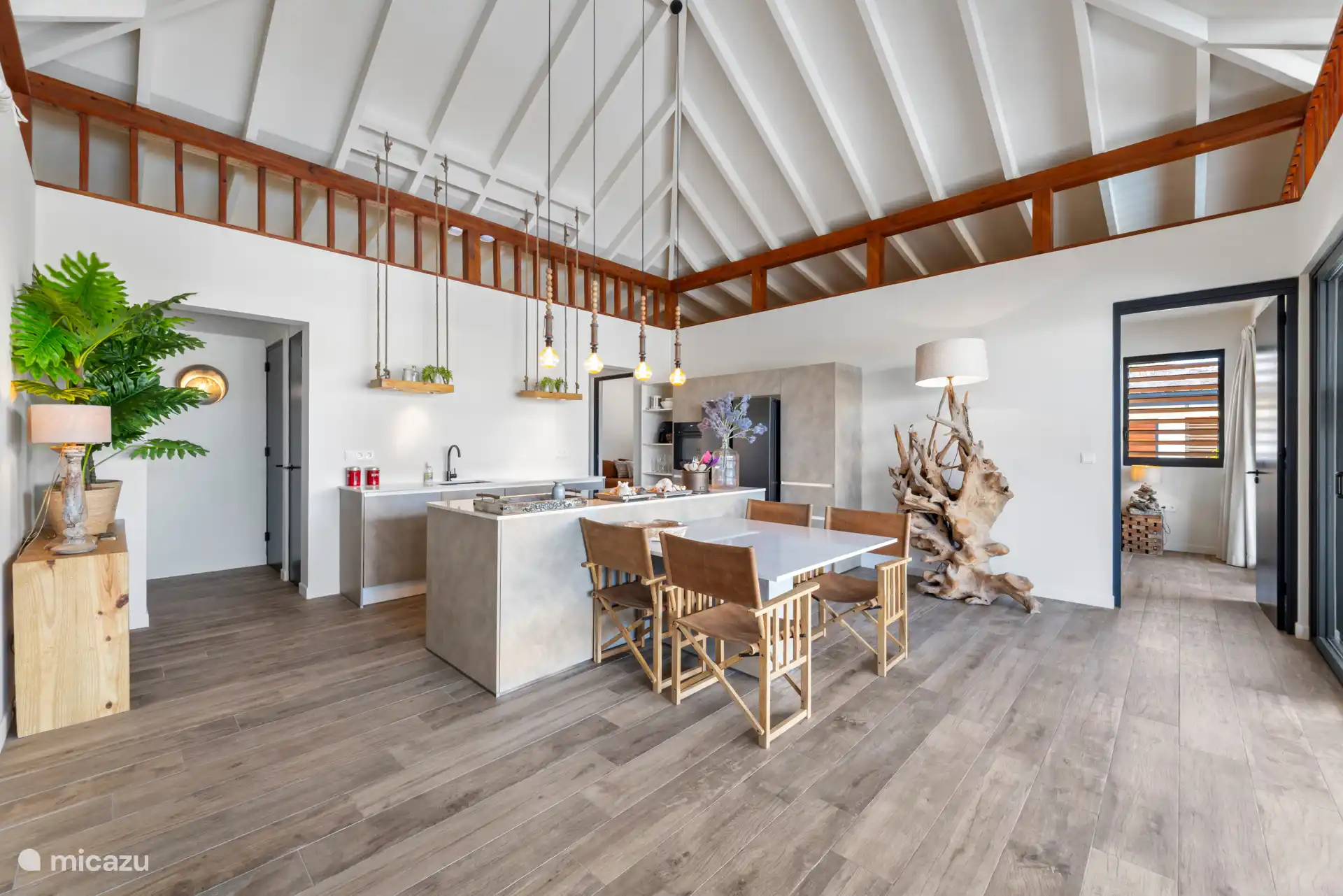 Villa – Küche und Esstisch