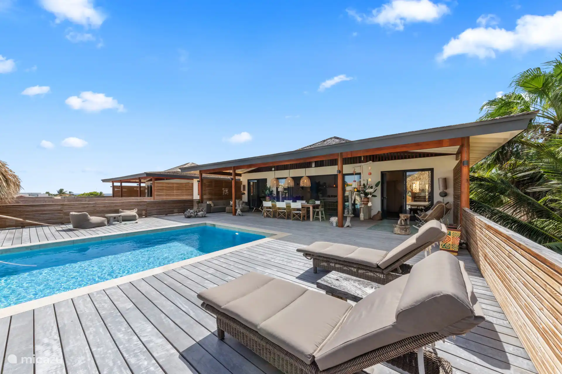 Villa – Terrassenübersicht mit Loungebereichen