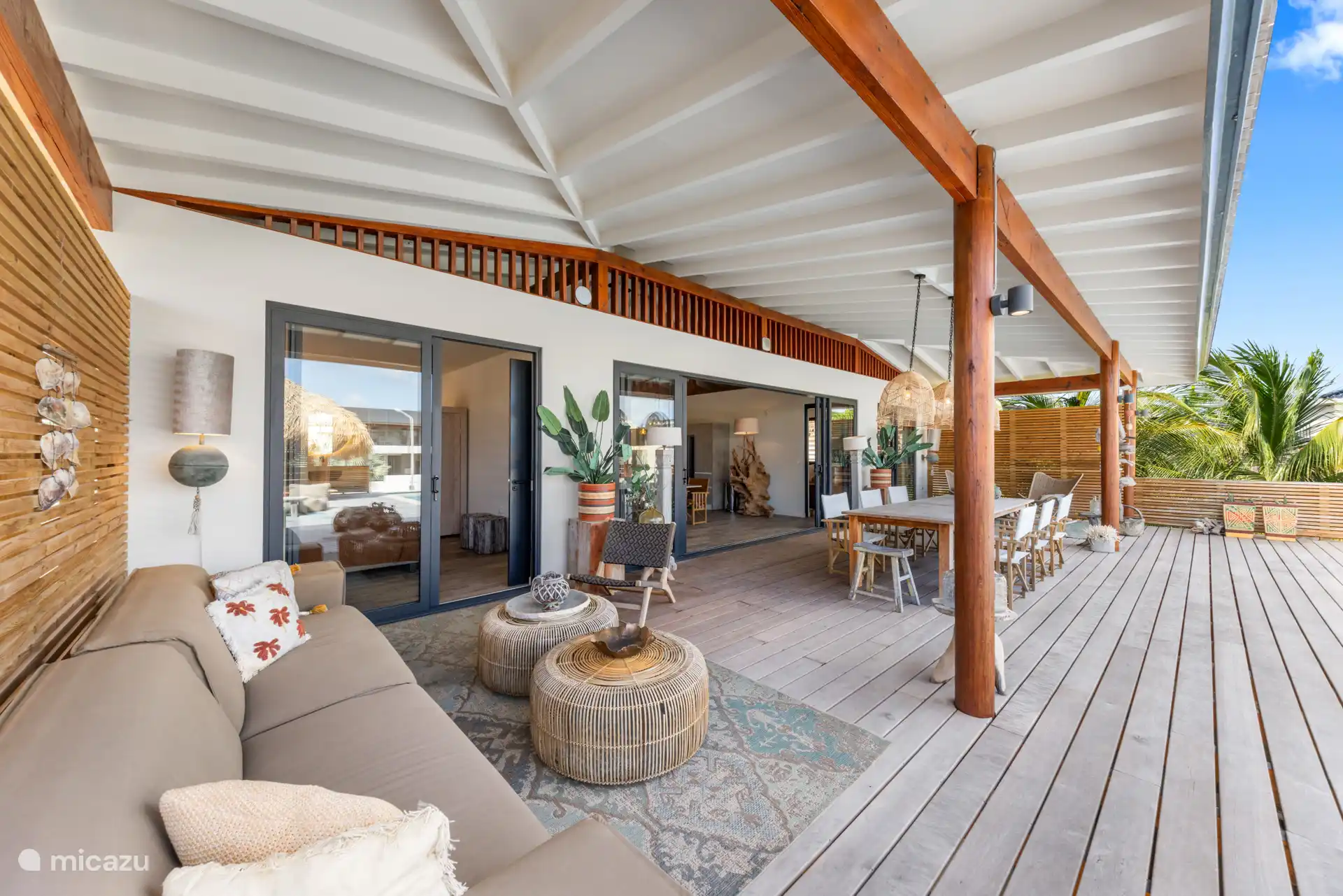 Villa – Terrasse mit Esstisch und verschiedenen Lounge-Bereichen