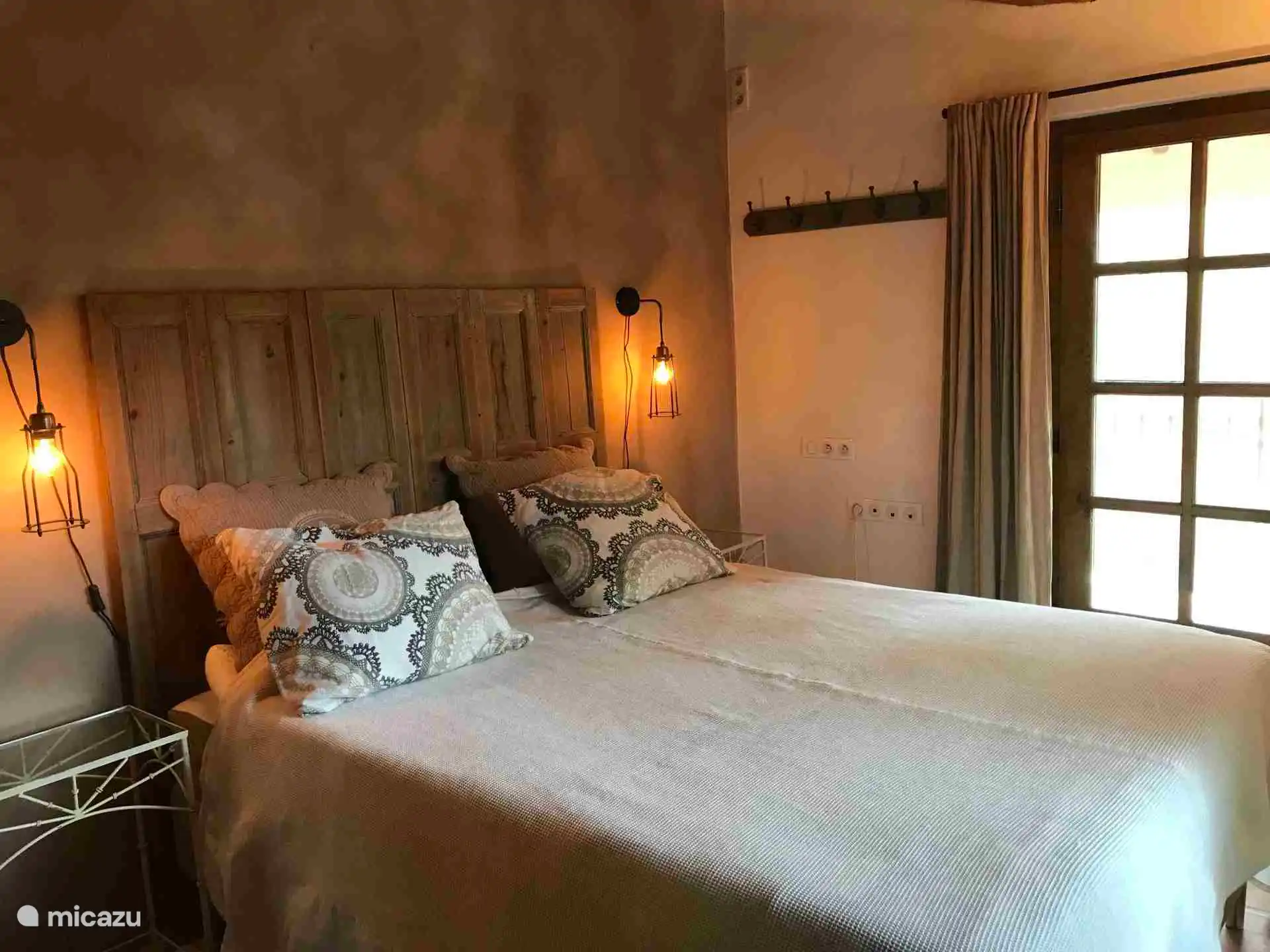 Slaapkamer taupe met deur naar terras