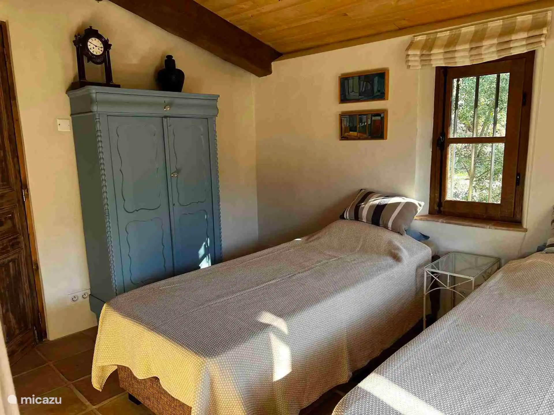 Blauwe slaapkamer met 2 losse bedden met mogelijkheid om kingsize bed van te maken