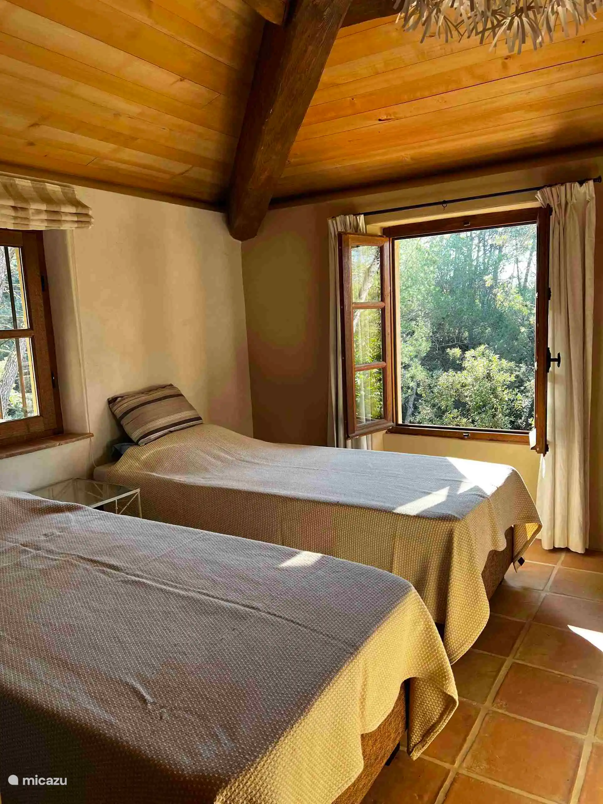 Blauwe slaapkamer met 2 bedden van 90x200cm en mogelijkheid om een kingsize bed van te maken