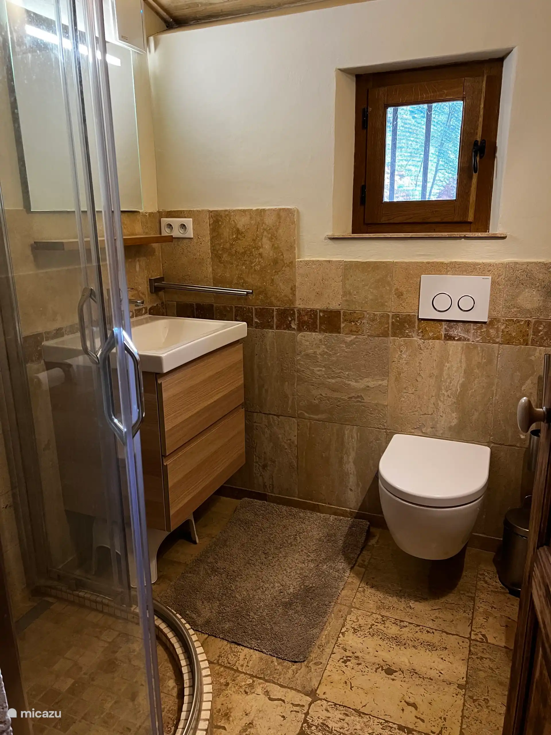 Badkamer blauwe kamer en taupe kamer