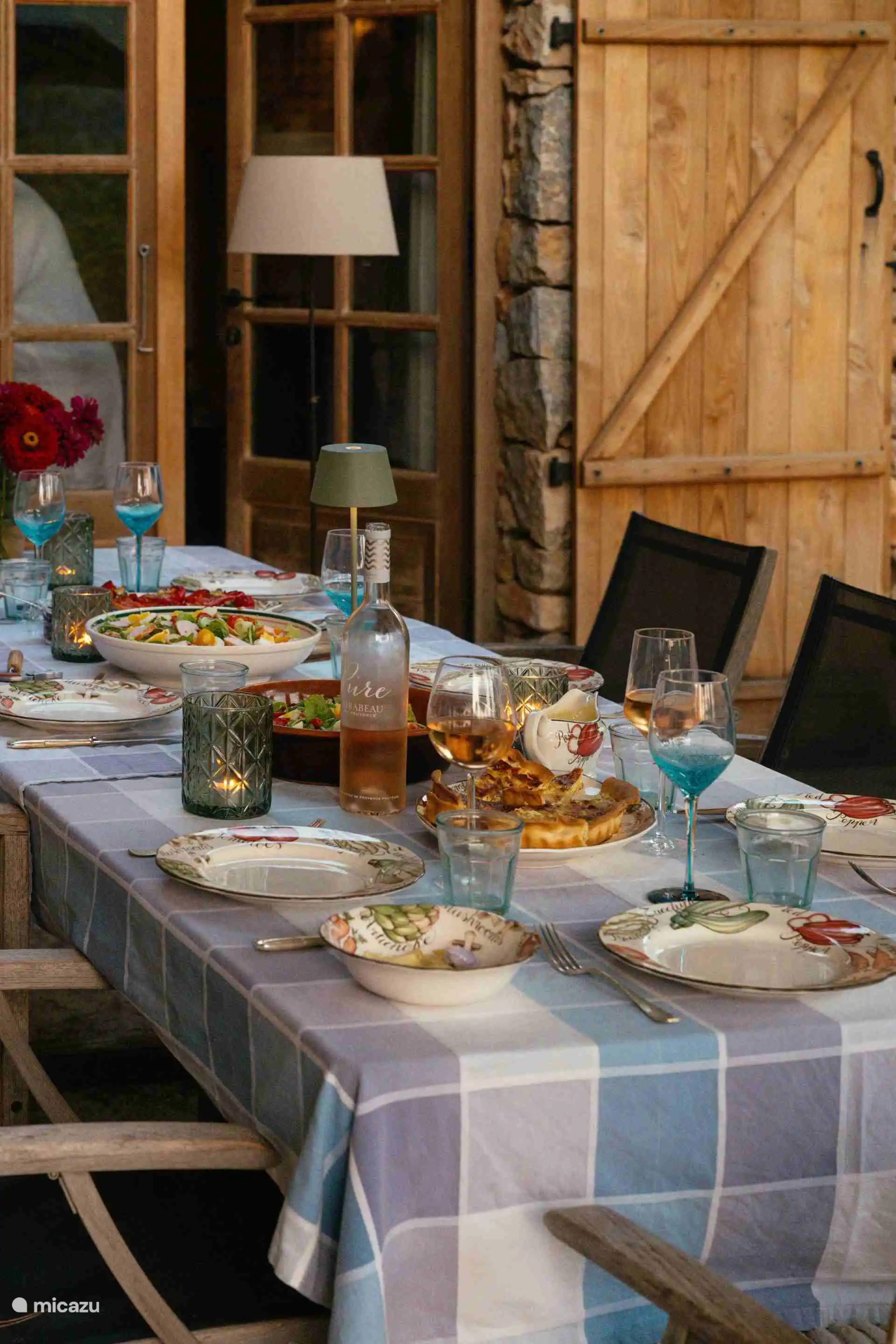 Buitentafel op kamerterras